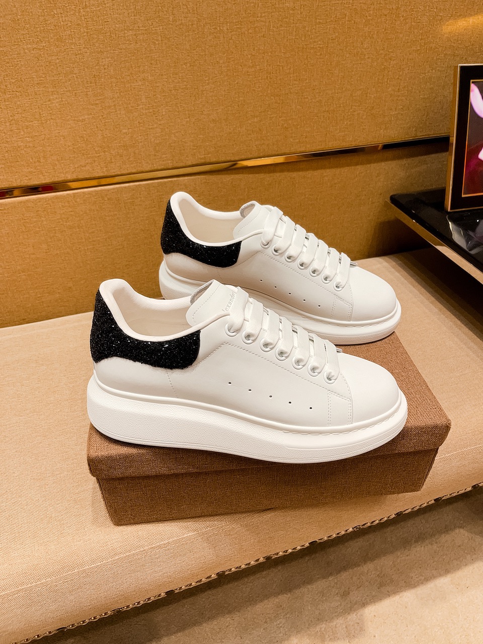 NO:272015,[McQueen Couple Outfit] High-end Men's Shoes Brand Official Website 11's latest masterpiece upper is made of imported Italian cowhide with comfortable and breathable inner original non-slip and wear-resistant outsole, making walking more convenient and comfortable!  Exclusive new style, amazing work, beautiful 11 ​​replica [color] compared to the official quality!  Create a fashionable personality to set off your uniqueness!  A must-have for trendy men! Classic size: 38-44 2 colors available for women 35-40 multi-color options, alexander mcqueen, cowhide19860909【麦昆情侣装】男鞋高端品牌 官网11最新力作鞋面采用意大利进口头层牛皮搭配舒适透气内里原版防滑耐磨大底制作,让行走更加便捷舒适！独家新款,惊世之作,与官方的质量相比美的11复刻[色]！打造时尚个性衬托你的与众不同！潮男必备!经典尺码: 男38-44 2色可选 女35-40多色可选,,alexander mcqueen,cowhide,Men's shoes