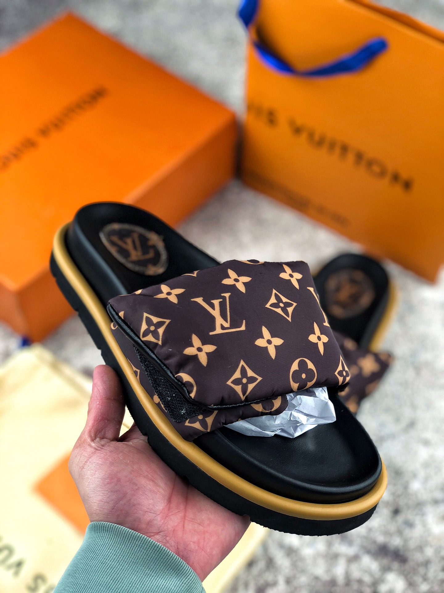 本地自取 终端放货
广东原产Louis Vuitton 2022专柜 春夏新款 最高限定
专柜上新 九色发售 LV情侣厚底魔术贴拖鞋
明星同款 网红博主推荐
◆ 原版开模 代购版本
◆ Lv 原版3D打印老花 
◆ 内里海绵
◆ 水台4.5CM
◆ 原版私膜 真皮大底
◆ 全套专柜包装
SIZE：35-42