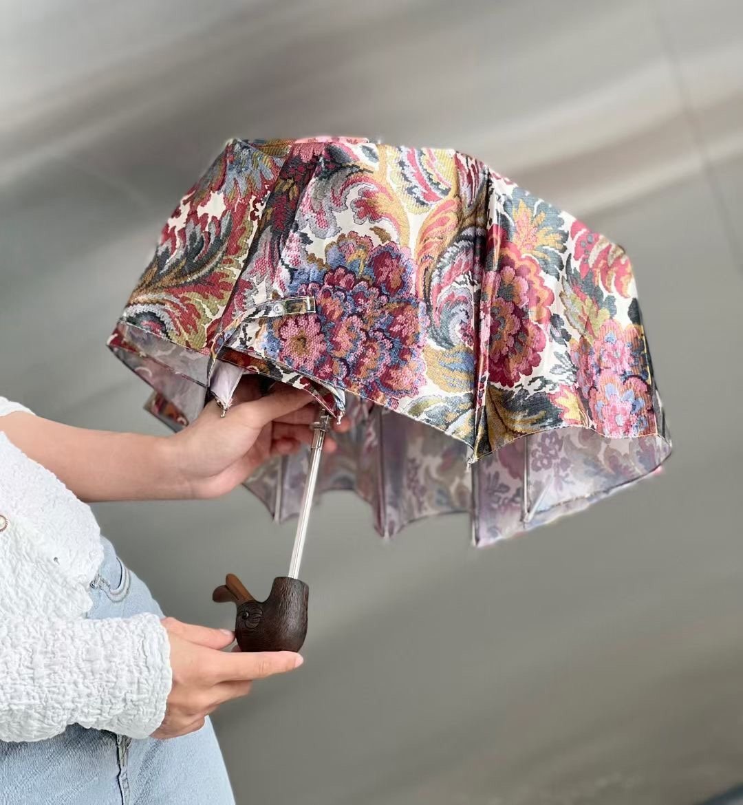 意大利Pasotti萌塔汇是世界上首屈一指的手工雨伞品牌以其独特的设计灵感和上等面料精美的手柄再加上纯正