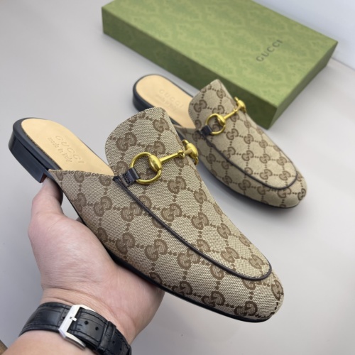 Mules Classiques Guccii avec Boucle Étriers et Motif GG - Confort et Élégance 1 Mules Classiques Guccii avec Boucle Étriers et Motif GG - Confort et Élégance