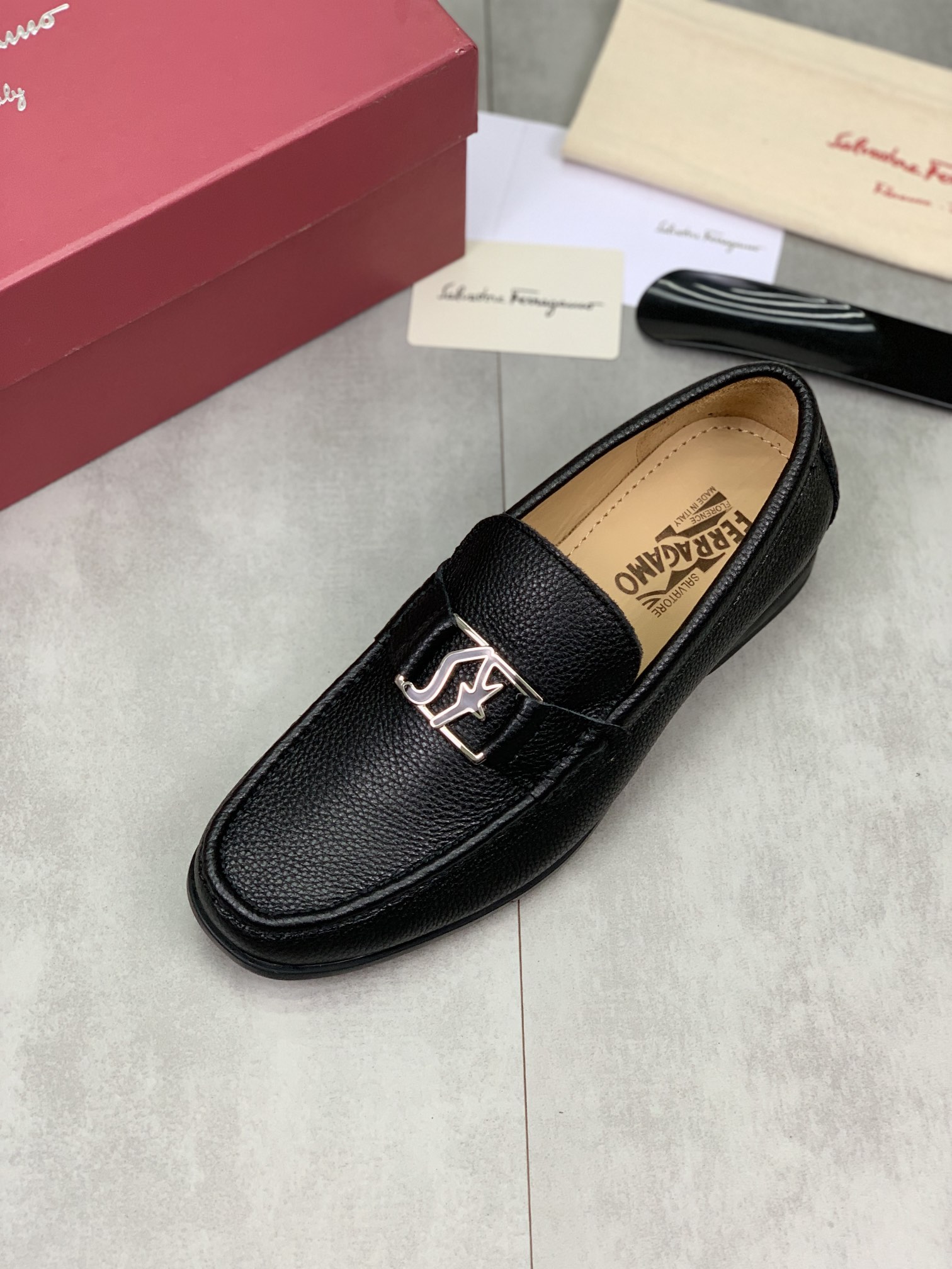 J0 水染牛里 Salvatore Ferragamo菲拉格慕 男士最休闲商务皮鞋专柜同步上市面料采用专用进口原版小牛皮，内里采用进口水染牛皮，绝对的奢华打造，引领时尚潮流。配码：38-44；4款可选