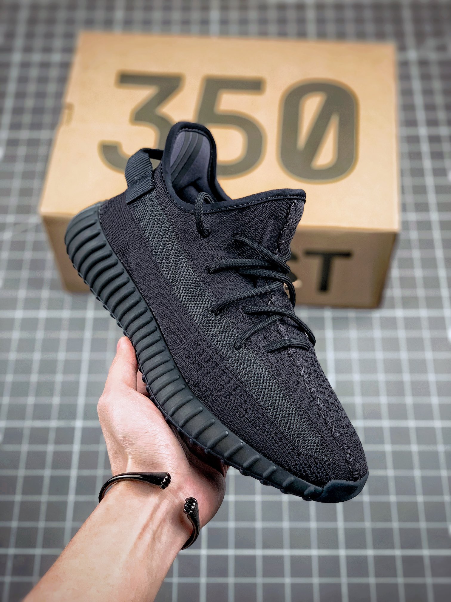 Yeezy 350 Boost V2 1.0
# # Boost ‼️
Taglia 36 36.5 37 38 38.5 39 40 40.5 41 42 42.5 43 44 44.5 45 46 47