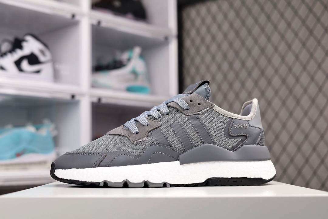 H0 纯原版本 Nite Jogger 2019 Boost 全新配色王嘉尔代言款 针织透气鞋面 夜行者 3M反光 真爆大底复古跑鞋。 针织透气网布搭配麂皮拼接打造鞋面 极具复古风格鞋头及鞋跟点缀3M变色反光设计极为亮眼中底采用全掌 Boost 科技，厚度相当可观，超舒适脚感×773YF