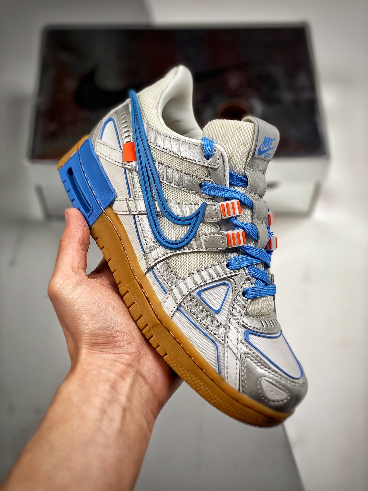 -4 Nike Air Off-White™ x Rubber Dunk Blanco Azul. Este modelo utiliza el blanco plateado como tono principal, con color…