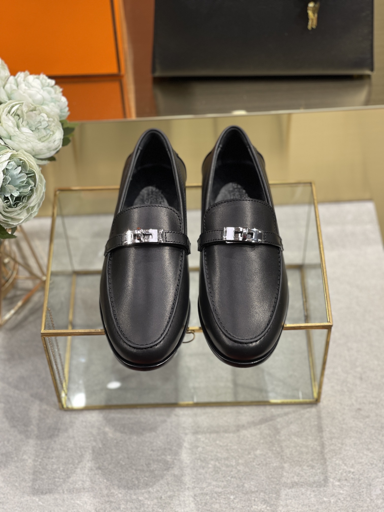 Hermes 一如既往纯手工制作,纯手工定制～ 这将会是今年H牌最火爆的单品,kelly扣乐福鞋,很酷又特别休闲时尚百搭,平底的小跟设计,适合任何日常通勤,真的再合适不过了～ 采用正品小牛皮,质感爆表,316精钢正品开模五金,意大利原厂进口真皮大底～ 日常搭配潮袜也是巨好看的～ 码数35-3940付款定制不退换