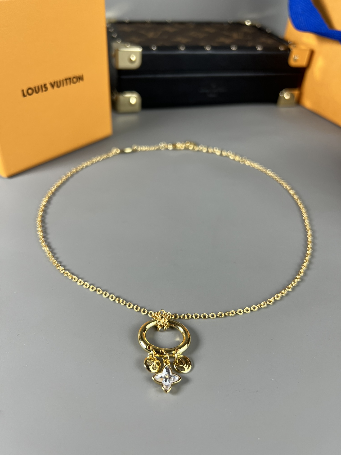  LV新款项链，My Blooming Strass 项链令闪耀人造钻石的 Monogram 花卉，IV