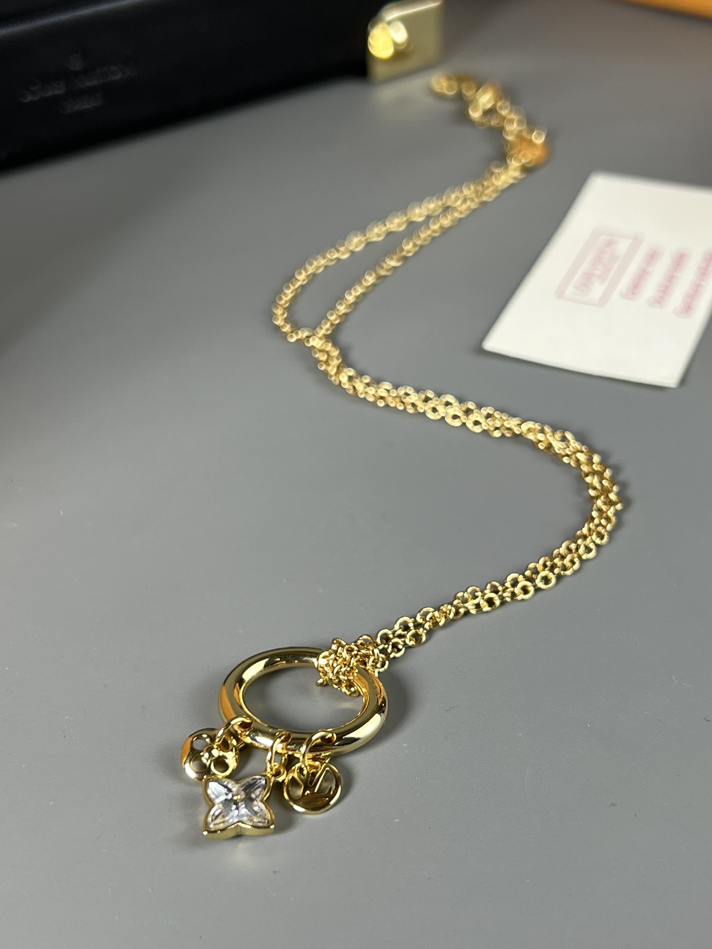  LV新款项链，My Blooming Strass 项链令闪耀人造钻石的 Monogram 花卉，IV