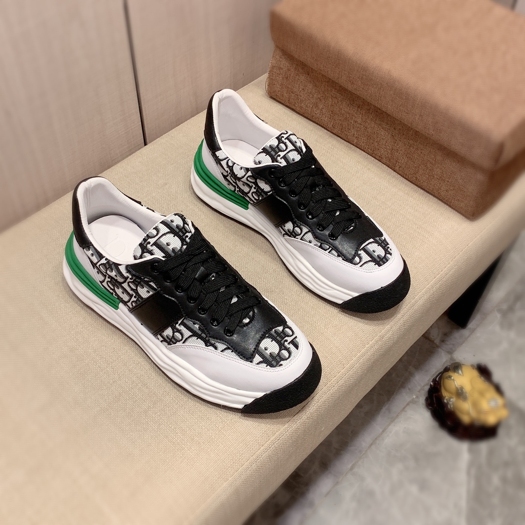 I5     原版1:1 迪奥* 官网•同款高•版本最新•爆款休闲鞋，专柜1:1。顶端品牌 奢侈～代购，顶级～质量。专柜同卖产品[强]鞋面選用进口透气牛皮搭配布面料材质➕透气羊皮内里•精细做工。原版个性时尚柔软橡膠耐磨防滑大底，上脚轻巧舒适，实物拍摄🎬實物更好看，0122广州码: 38-44。2️⃣色可选