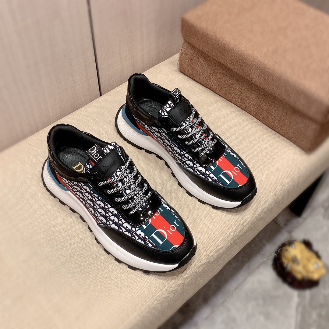 I5     原版1:1 迪奥* 官网•同款高•版本最新•爆款休闲鞋，专柜1:1。顶端品牌 奢侈～代购，顶级～质量。专柜同卖产品[强]鞋面選用进口透气牛皮搭配布面料材质➕透气羊皮内里•精细做工。原版个性时尚柔软橡膠耐磨防滑大底，上脚轻巧舒适，实物拍摄🎬實物更好看，004广州码: 38-44。2️⃣色可选