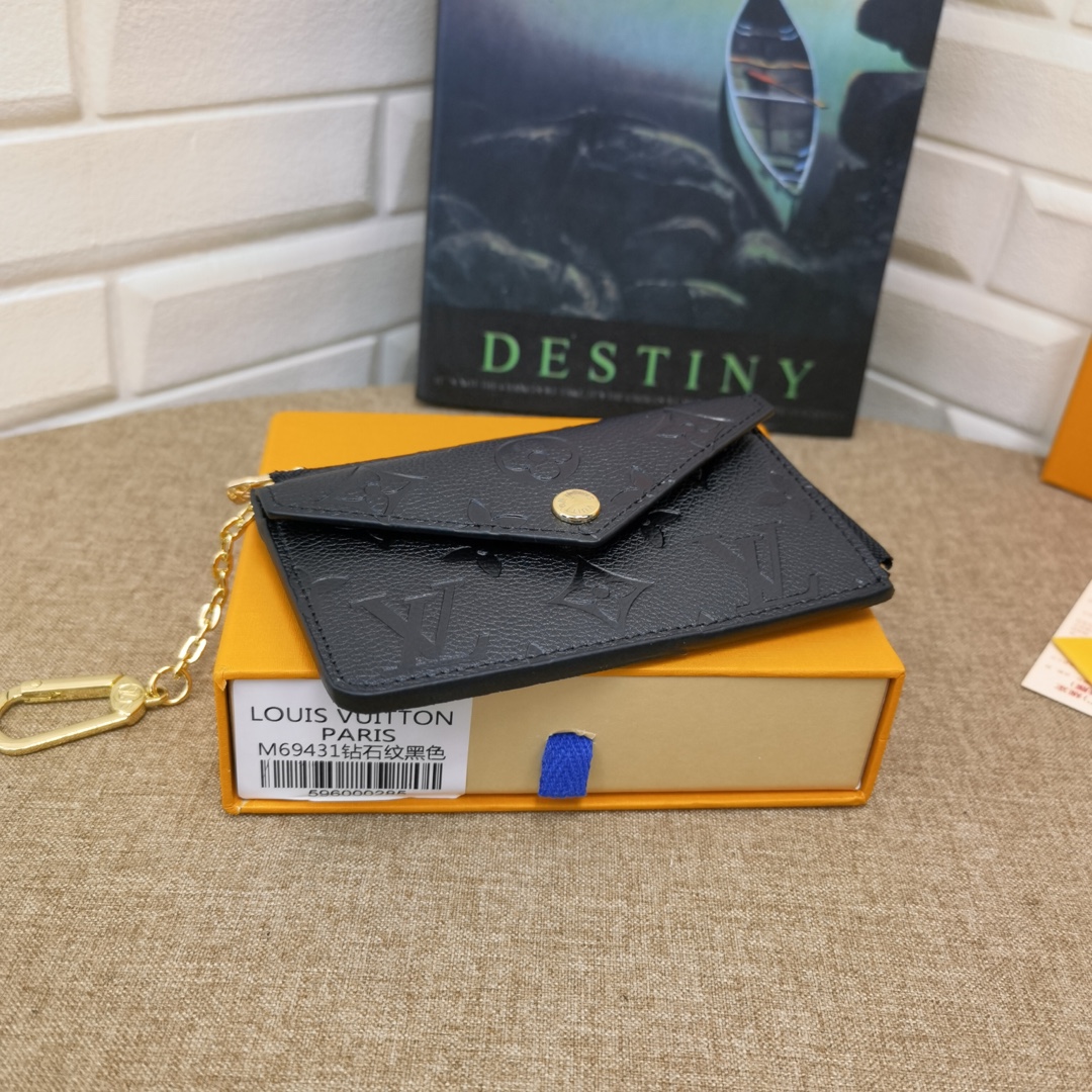 Leather card holder leather detail