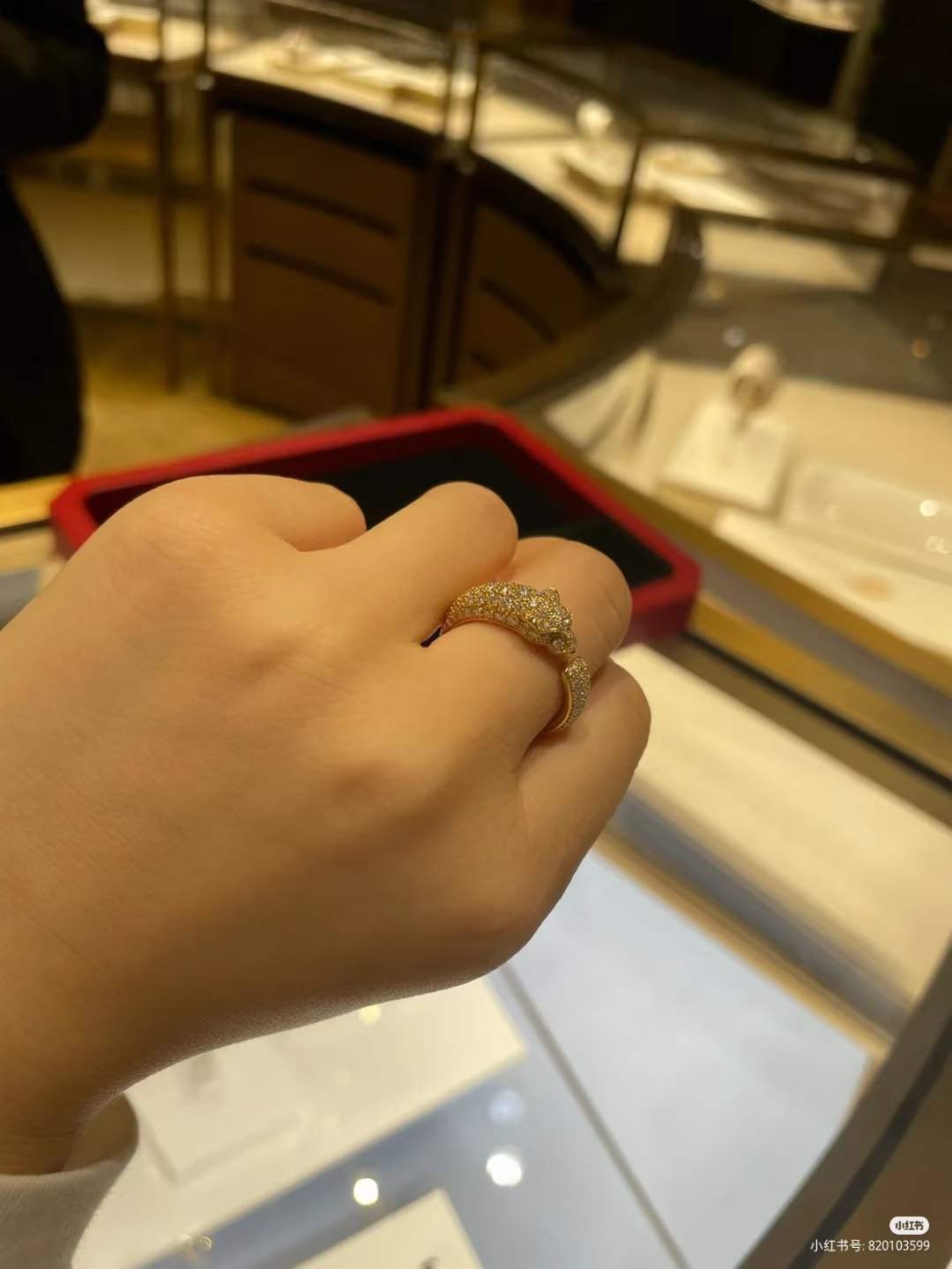 Cartier 又是一款超 的戒指 全钻的豹子