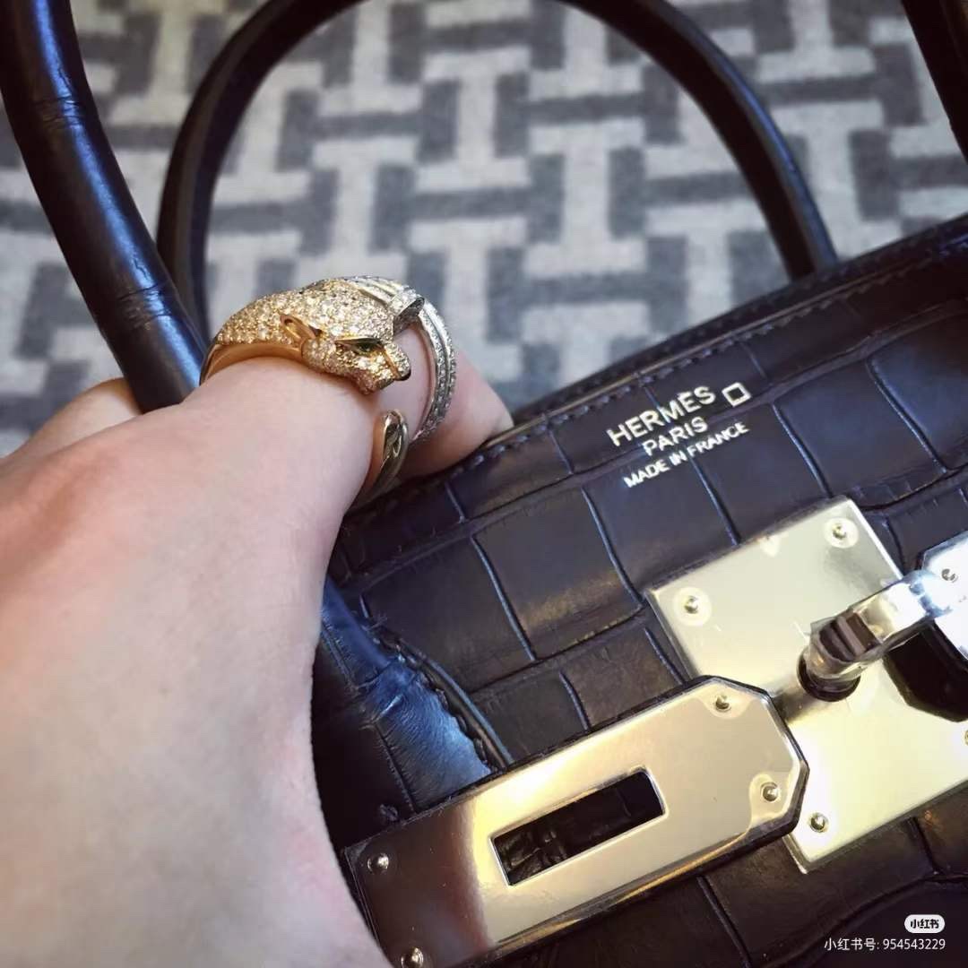 Cartier 又是一款超 的戒指 全钻的豹子