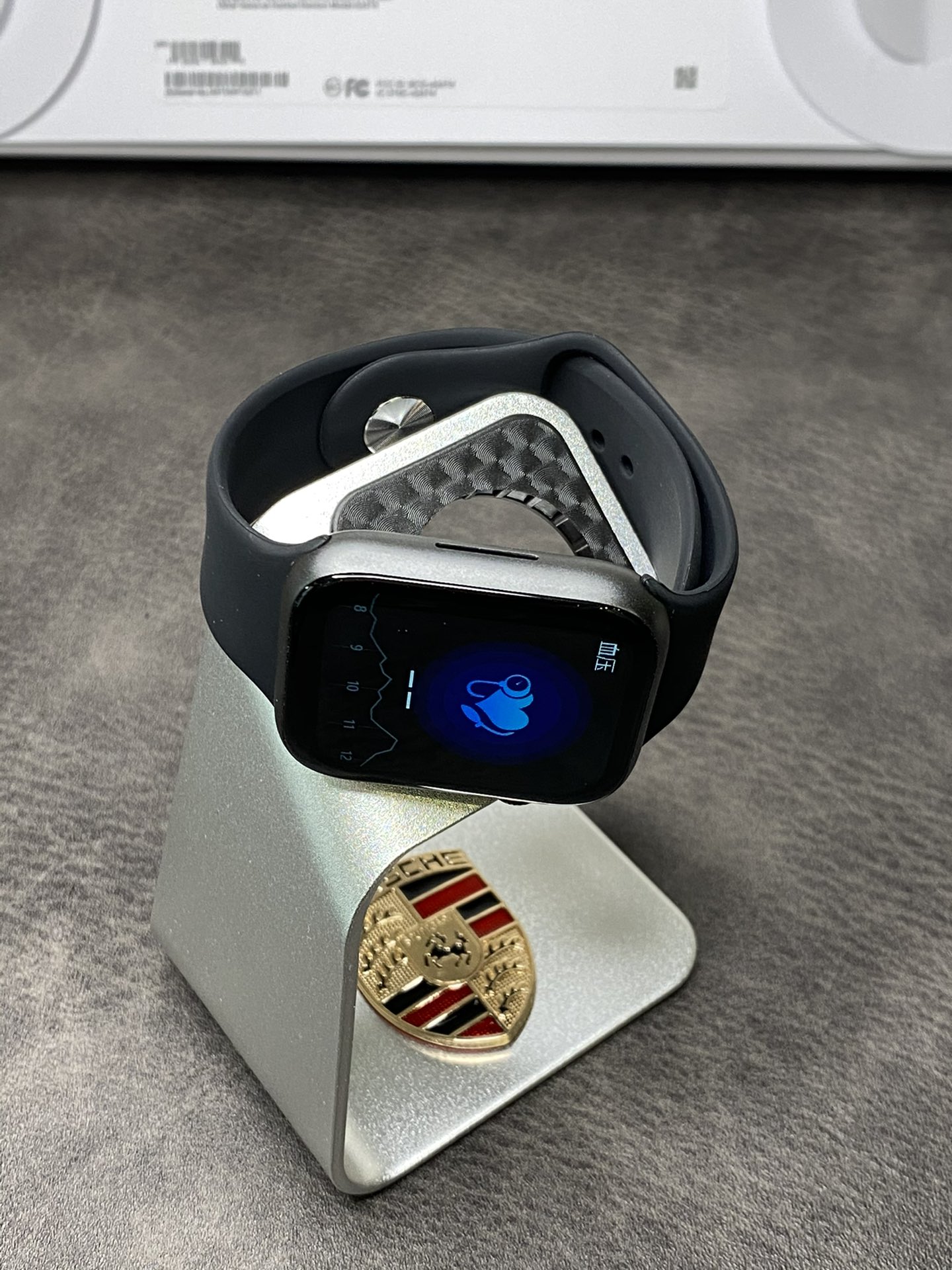 批💰180。
最新升级版1.95高清屏💰220。
Apple Watch Series 7 苹果7代手表
实物拍摄 文案介绍的功能都有 拒绝文案侠
带NFC 功能  可刷手表开门 非常方便

带离线支付功能 手机不在身上也可以付款
外观1:1复刻原装 铝45mm铝合金外壳 
独家全面屏版本 1.8高清显示屏 黑边非常小 
支持24个国家语言 可以出口国外市场

微信消息有提醒 手表上可查看文字内容
绑定手机可以打电话 听歌 测试心率等功能 。
血压 计时器 运动测试各种功能它基本都有 
配件清单 手表-说明书-无线充
（表带多种颜色可选择多配一条加20） 售后保修90天 手表屏幕膜不撕 外观不磨损可退换