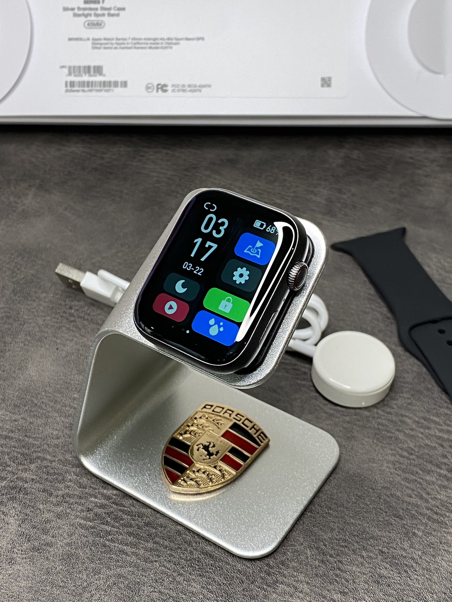 批💰180。
最新升级版1.95高清屏💰220。
Apple Watch Series 7 苹果7代手表
实物拍摄 文案介绍的功能都有 拒绝文案侠
带NFC 功能  可刷手表开门 非常方便

带离线支付功能 手机不在身上也可以付款
外观1:1复刻原装 铝45mm铝合金外壳 
独家全面屏版本 1.8高清显示屏 黑边非常小 
支持24个国家语言 可以出口国外市场

微信消息有提醒 手表上可查看文字内容
绑定手机可以打电话 听歌 测试心率等功能 。
血压 计时器 运动测试各种功能它基本都有 
配件清单 手表-说明书-无线充
（表带多种颜色可选择多配一条加20） 售后保修90天 手表屏幕膜不撕 外观不磨损可退换