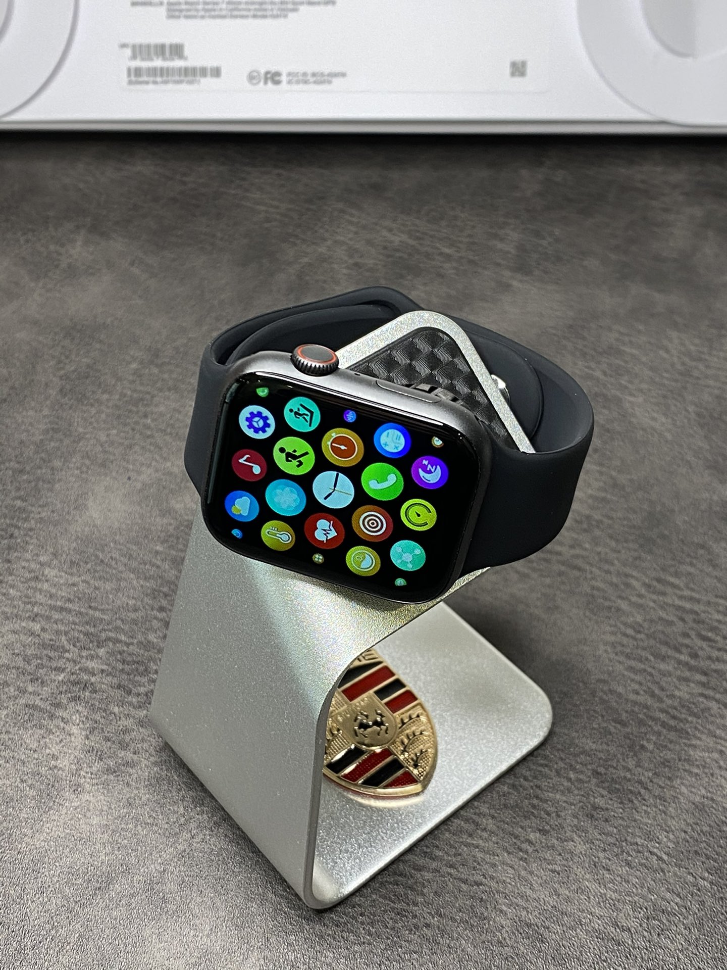 批💰180。
最新升级版1.95高清屏💰220。
Apple Watch Series 7 苹果7代手表
实物拍摄 文案介绍的功能都有 拒绝文案侠
带NFC 功能  可刷手表开门 非常方便

带离线支付功能 手机不在身上也可以付款
外观1:1复刻原装 铝45mm铝合金外壳 
独家全面屏版本 1.8高清显示屏 黑边非常小 
支持24个国家语言 可以出口国外市场

微信消息有提醒 手表上可查看文字内容
绑定手机可以打电话 听歌 测试心率等功能 。
血压 计时器 运动测试各种功能它基本都有 
配件清单 手表-说明书-无线充
（表带多种颜色可选择多配一条加20） 售后保修90天 手表屏幕膜不撕 外观不磨损可退换