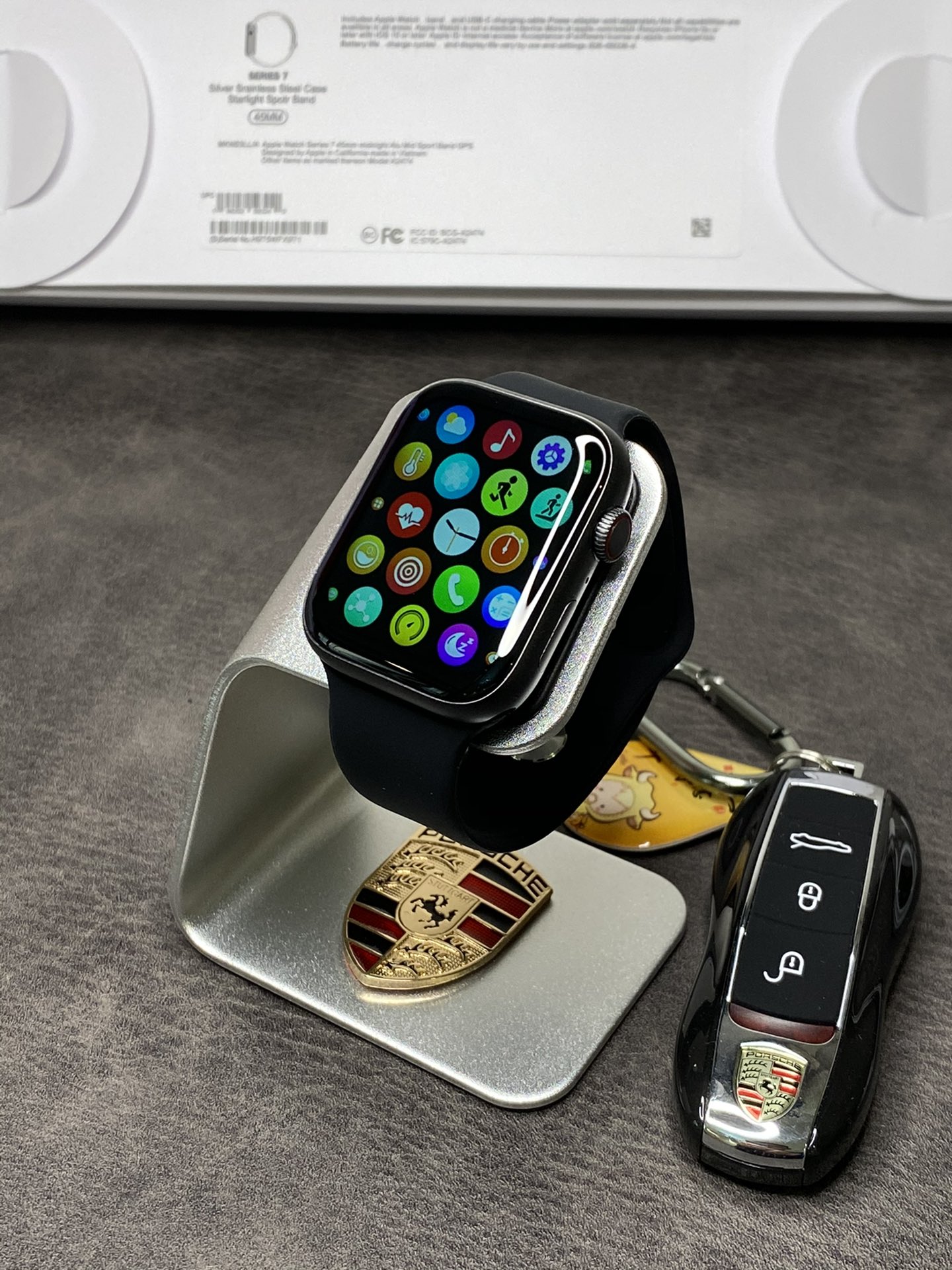 批💰180。
最新升级版1.95高清屏💰220。
Apple Watch Series 7 苹果7代手表
实物拍摄 文案介绍的功能都有 拒绝文案侠
带NFC 功能  可刷手表开门 非常方便

带离线支付功能 手机不在身上也可以付款
外观1:1复刻原装 铝45mm铝合金外壳 
独家全面屏版本 1.8高清显示屏 黑边非常小 
支持24个国家语言 可以出口国外市场

微信消息有提醒 手表上可查看文字内容
绑定手机可以打电话 听歌 测试心率等功能 。
血压 计时器 运动测试各种功能它基本都有 
配件清单 手表-说明书-无线充
（表带多种颜色可选择多配一条加20） 售后保修90天 手表屏幕膜不撕 外观不磨损可退换