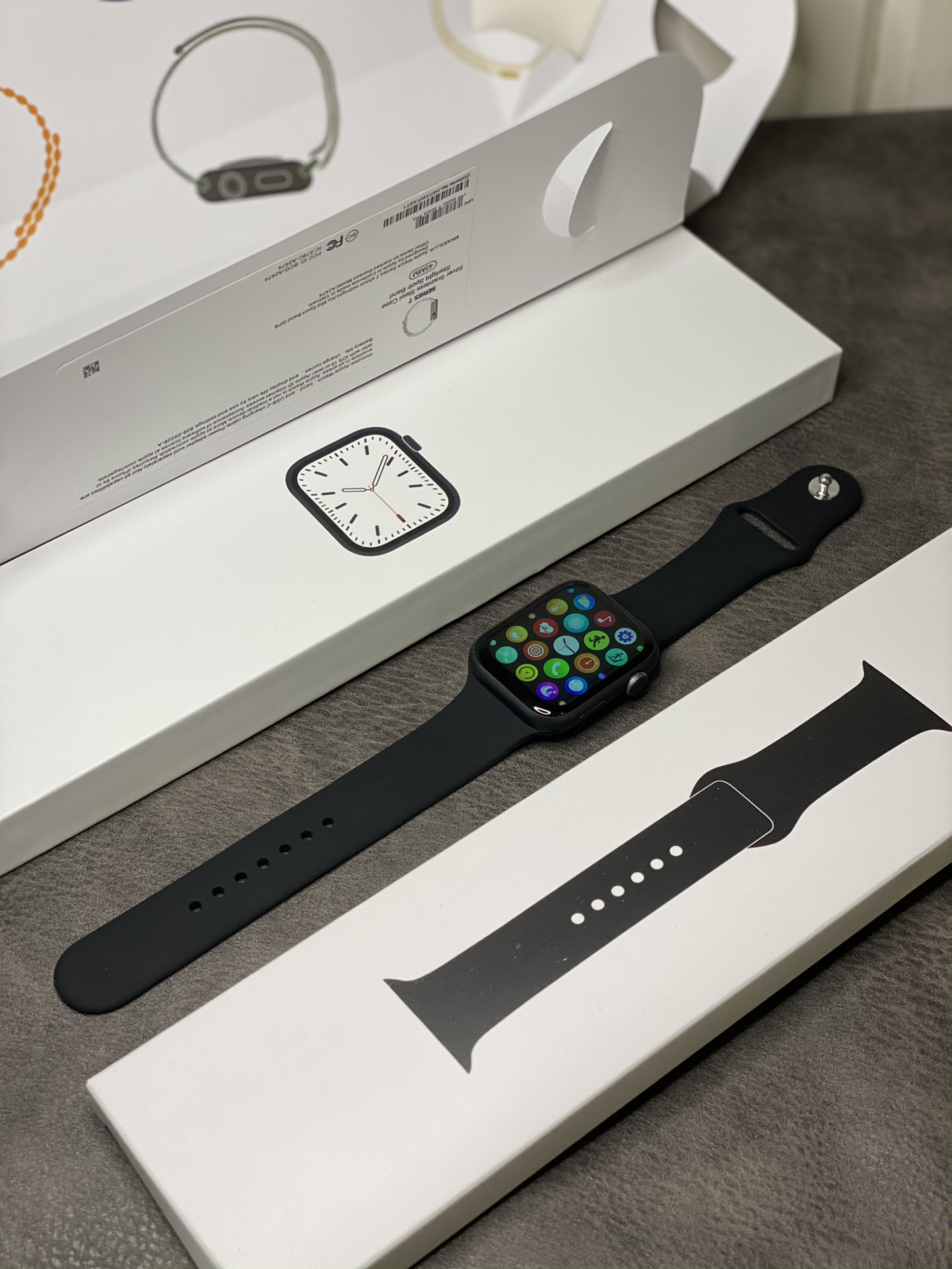 批💰180。
最新升级版1.95高清屏💰220。
Apple Watch Series 7 苹果7代手表
实物拍摄 文案介绍的功能都有 拒绝文案侠
带NFC 功能  可刷手表开门 非常方便

带离线支付功能 手机不在身上也可以付款
外观1:1复刻原装 铝45mm铝合金外壳 
独家全面屏版本 1.8高清显示屏 黑边非常小 
支持24个国家语言 可以出口国外市场

微信消息有提醒 手表上可查看文字内容
绑定手机可以打电话 听歌 测试心率等功能 。
血压 计时器 运动测试各种功能它基本都有 
配件清单 手表-说明书-无线充
（表带多种颜色可选择多配一条加20） 售后保修90天 手表屏幕膜不撕 外观不磨损可退换