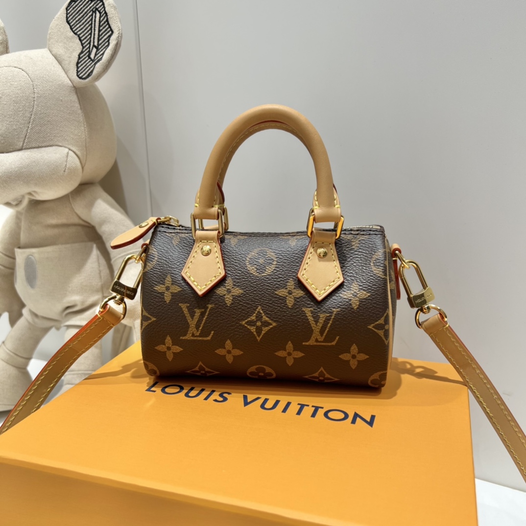 NO:178324,M81085 Nano Seedy Handbag 16 x 10 x 7.5 cm Concentrated Louis Vuitton Classic Seedy Handbag configuration, shaped in Monogram canvas with exquisite design, with old cowhide leather details and metal parts. Handle handles and removable and adjustable shoulder straps make for multiple styling possibilities.,,louis vuitton,cowhide19860909M81085 Nano Seedy 手袋 16 x 10 x 7.5 厘米 浓缩路易威登经典 Seedy 手袋构型,以 Monogram 帆布塑造玲珑设计,搭配做旧牛皮革细节和金属件.手柄和可拆卸并调节的肩带成就多种造型可能.,,louis vuitton,cowhide,Bag