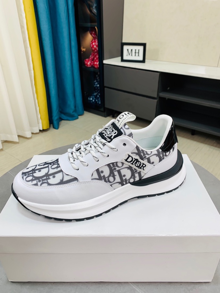 I5  Dior迪奥爆卖款官网全球首发🔝男鞋高端品牌 官网最系列：鞋面采用进口牛皮搭配专供面料打造➕网布透气内里。让行走更加便捷舒适与官方的质量相比美的1：1复刻。打造时尚个性衬托你的与众不同潮男必备!经典款。男码：38-44。