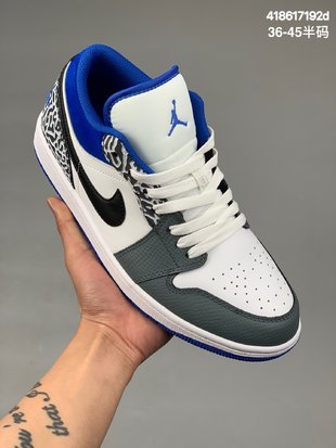 
Air Jordan 1 Low “True Blue” 黑蓝爆裂整体的白色框架搭配上鞋头的灰色荔枝纹皮革，再加上鞋身中段黑色皮质材料的 Nike Swoosh，质感不错。最引人注意的则是鞋跟和鞋带扣部位的爆裂纹图案，这是 Air Jordan 3 鞋型的经典元素，此次借由 True Blue 配色将爆裂纹带到 Air Jordan 1 上，更有别样感觉。尺码：36-45半码
货号：DM1199-140
编码：418617192d