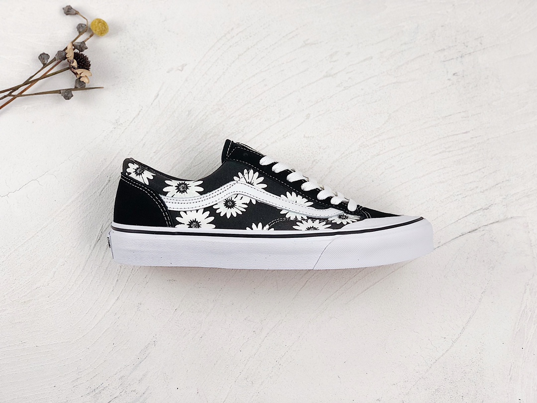 G0 温变效果万斯 Vans Style 36Decor SF 重磅回归 权志龙小头杀人鲸同款 紫外线感光变色菊花低帮帆布鞋 独家限量定制款每双鞋身的菊花图案采用着紫外线感光变色的材料 在紫外线直射下显现出五彩缤纷的色彩 体现出白天亮丽的色彩 创造出了一又一个的美丽的菊花“神话”