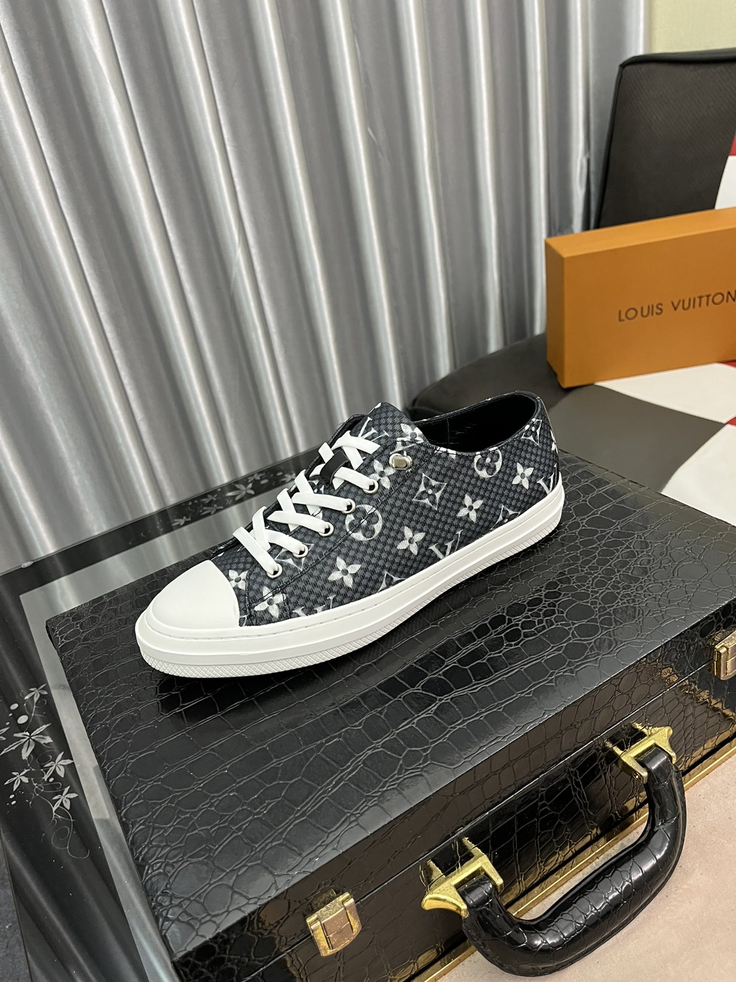 Replica How Can You
 Louis Vuitton Shoes Sneakers Printing Casual