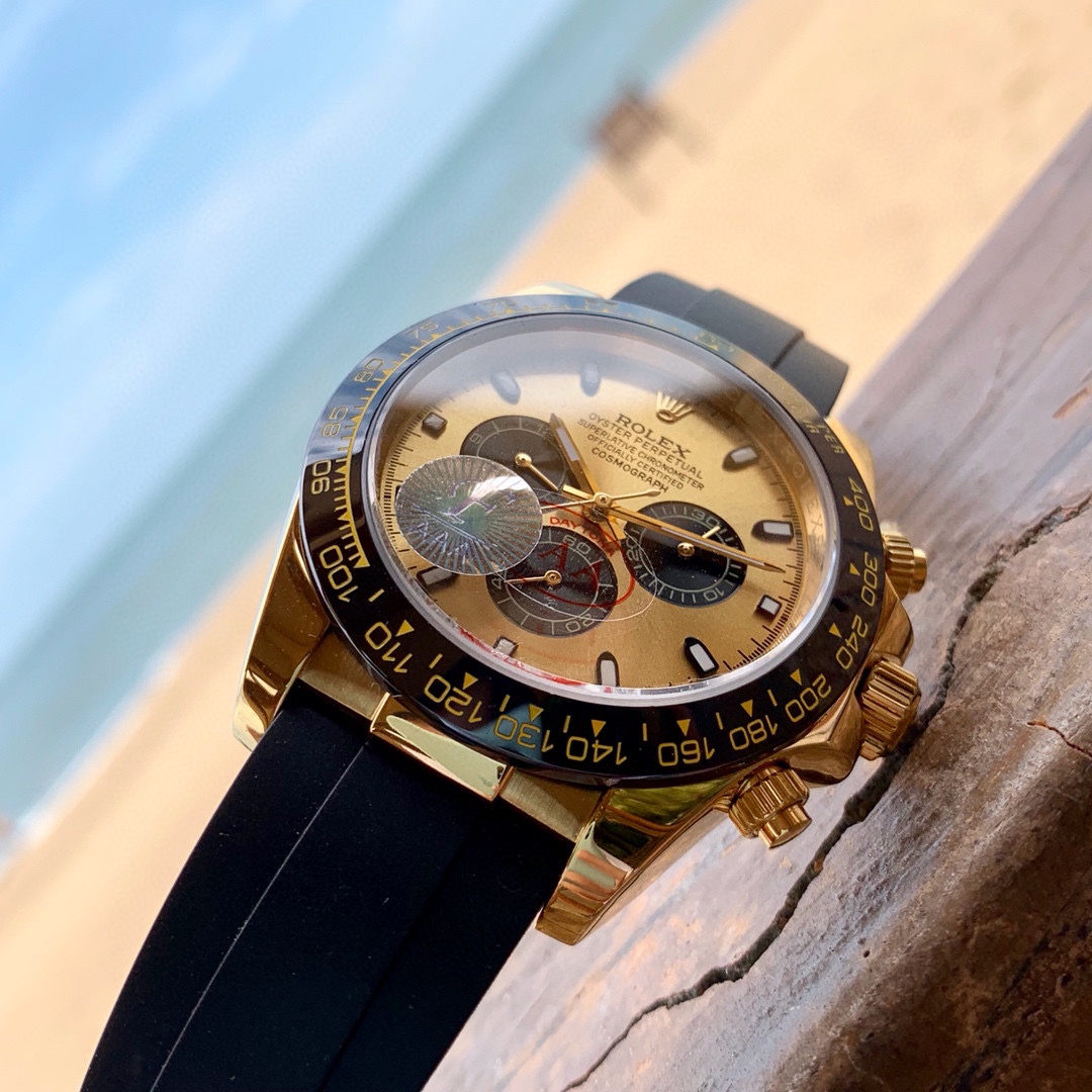金迪 “欧陆版”土豪金色 终于出货啦43MM 多功能 最具代表性腕表 那就属“迪通拿”经典的“金典”不受任何服装搭配所限制 所有服装都能搭配 且适任何场合 永不过时 F厂 V2经典版全面到货 一直给同级别作为“吊打”对象却从未被超越 以过硬的品质 应对各种挑战 迎回头客  劳力士 Rolex 宇宙计型 迪通拿系列 机芯采用订制的三眼放大版的全自动机械机芯使三个功能盘的距离和正品一致 表壳43mmX13mm“欧陆”版本，深黑色陶质实心外圈连计速刻度采用真陶瓷工艺 刮不花 永不退色 质感和正品一致 表盘功能盘字体和盘面logo采用叠加印刷工艺，从侧面观察会有微微隆起之感。盘面的底色纹路经过无数次过滤改正，确保百分百吻合与原装。其上的 劳力士 Rolex 金属LOGO单独开模，无论是立体感还是圆润度均可PK原装 易读Chroma light夜光显示 配长效夜光物质 表镜平形蓝宝石水晶玻璃 抗刮损，效果绝不重影，吻合正品。 表扣采用进口316钢 1:1散件打磨而成 拉沙内侧 腐蚀 劳力士 Rolex 钢印 外置正品一模一样的 表扣保险环 F厂出品 完美在每一个细节