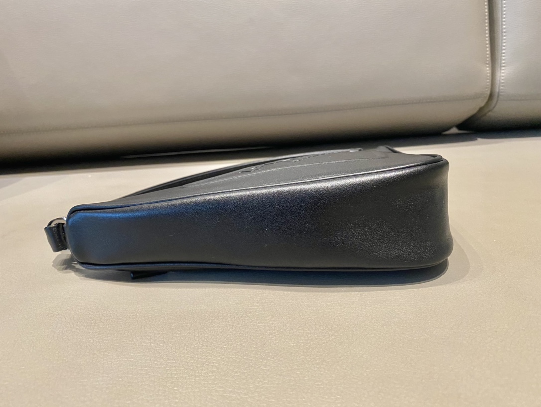 PRADA普拉达进口小牛皮三角形包1NQ043