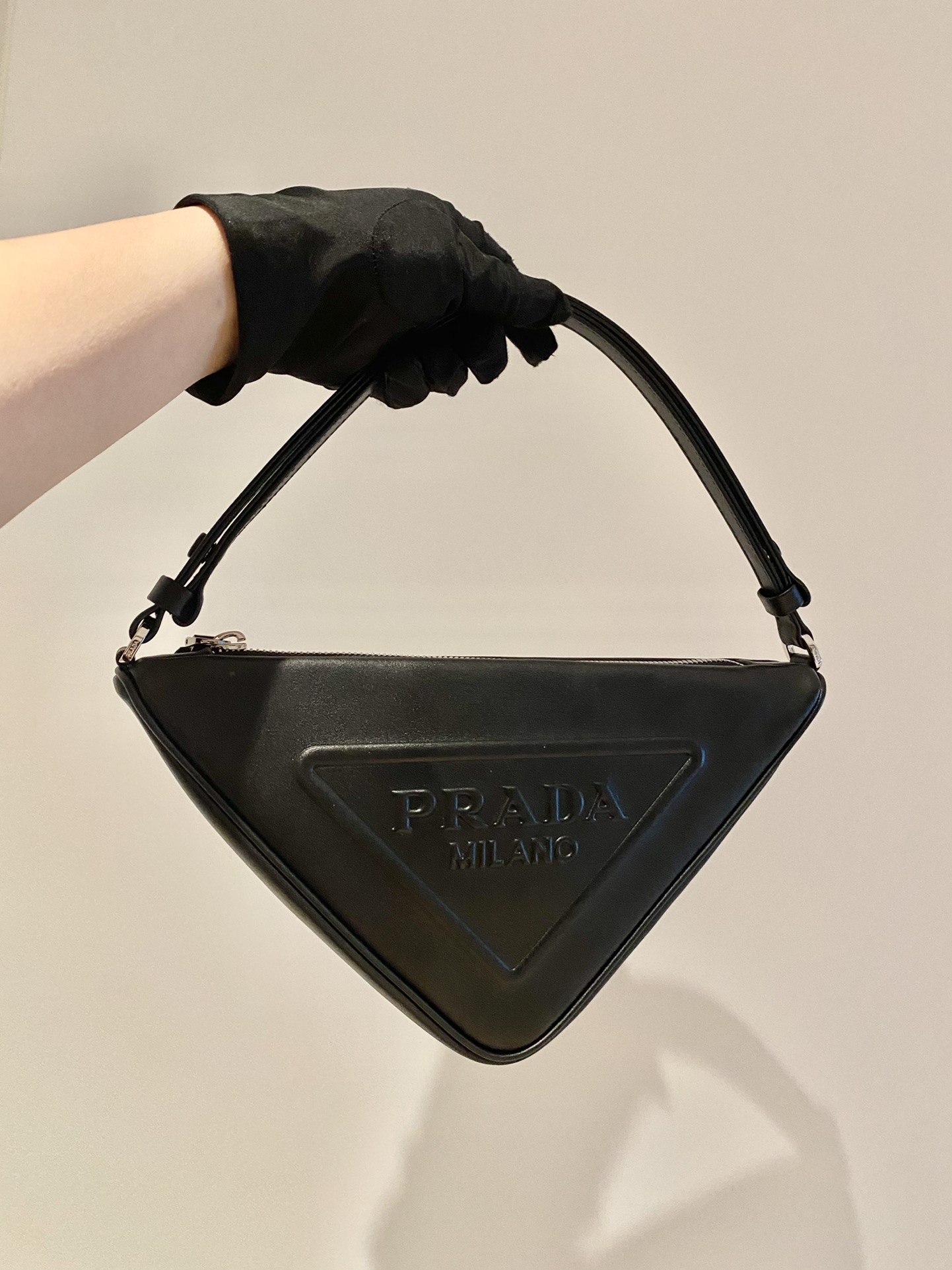 PRADA普拉达进口小牛皮三角形包1NQ043