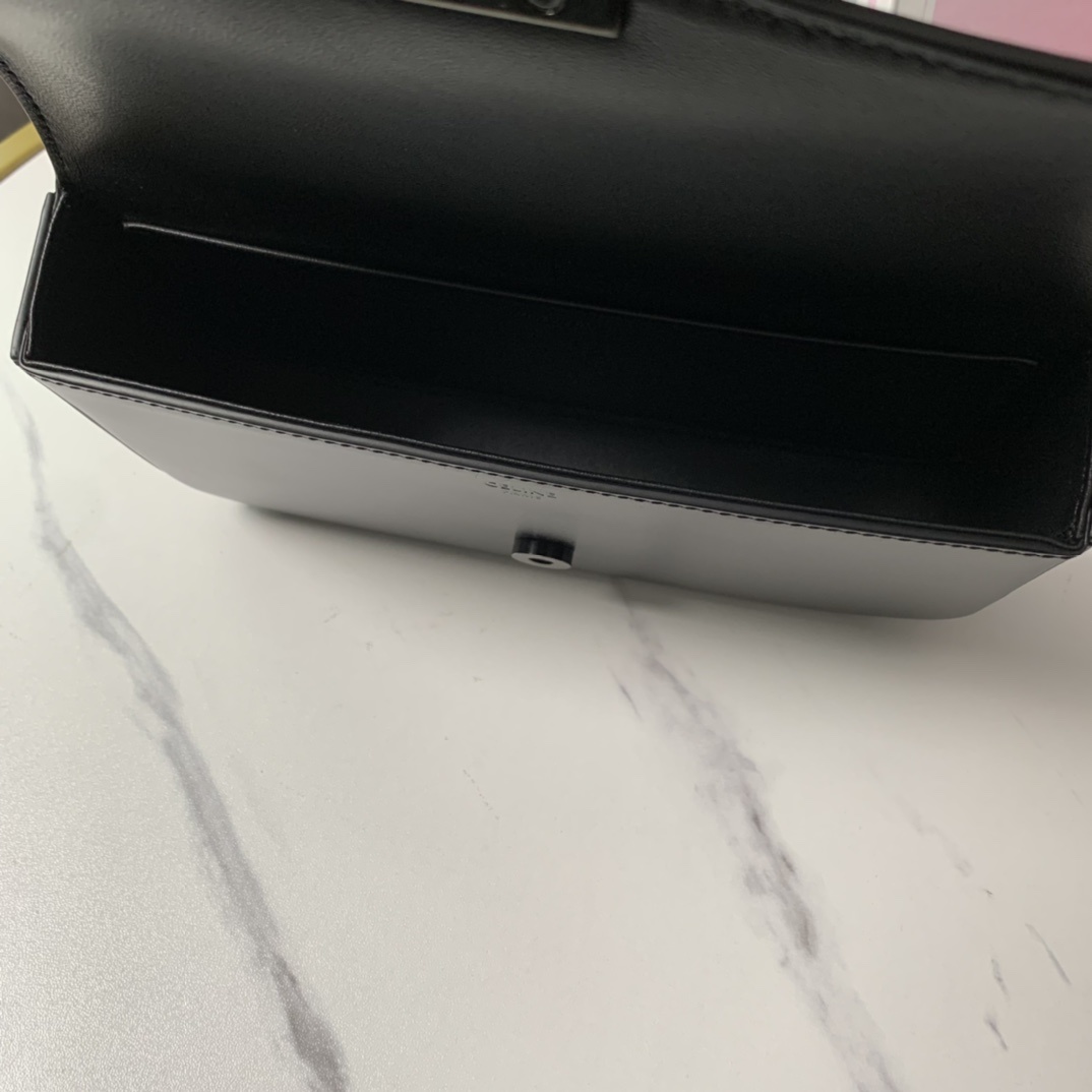 新品上线CELINE2022春夏新款新出皮扣链条腋下包新出的亮点在于从经典金属凯旋门换了立体皮扣浮雕凯旋