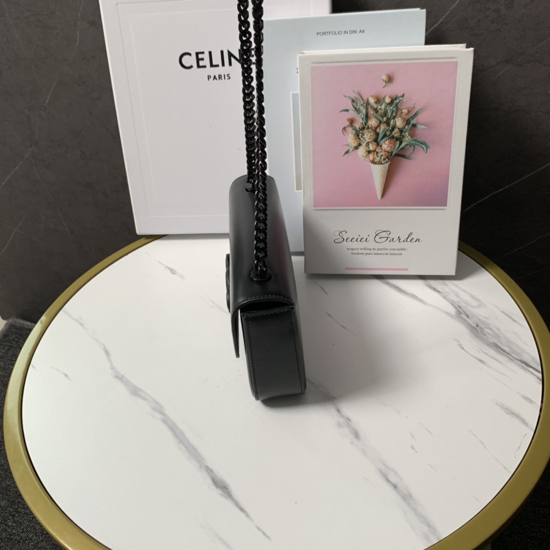 新品上线CELINE2022春夏新款新出皮扣链条腋下包新出的亮点在于从经典金属凯旋门换了立体皮扣浮雕凯旋