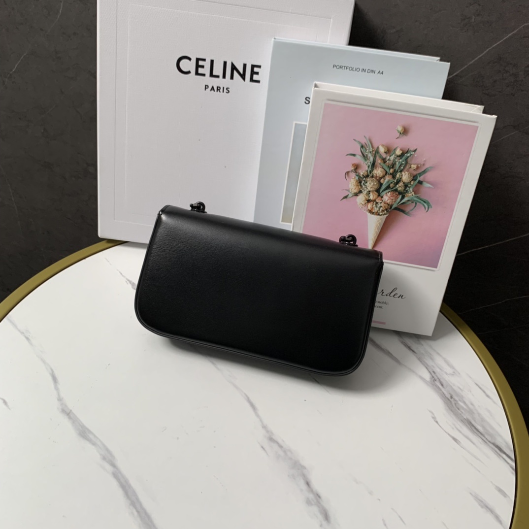 新品上线CELINE2022春夏新款新出皮扣链条腋下包新出的亮点在于从经典金属凯旋门换了立体皮扣浮雕凯旋