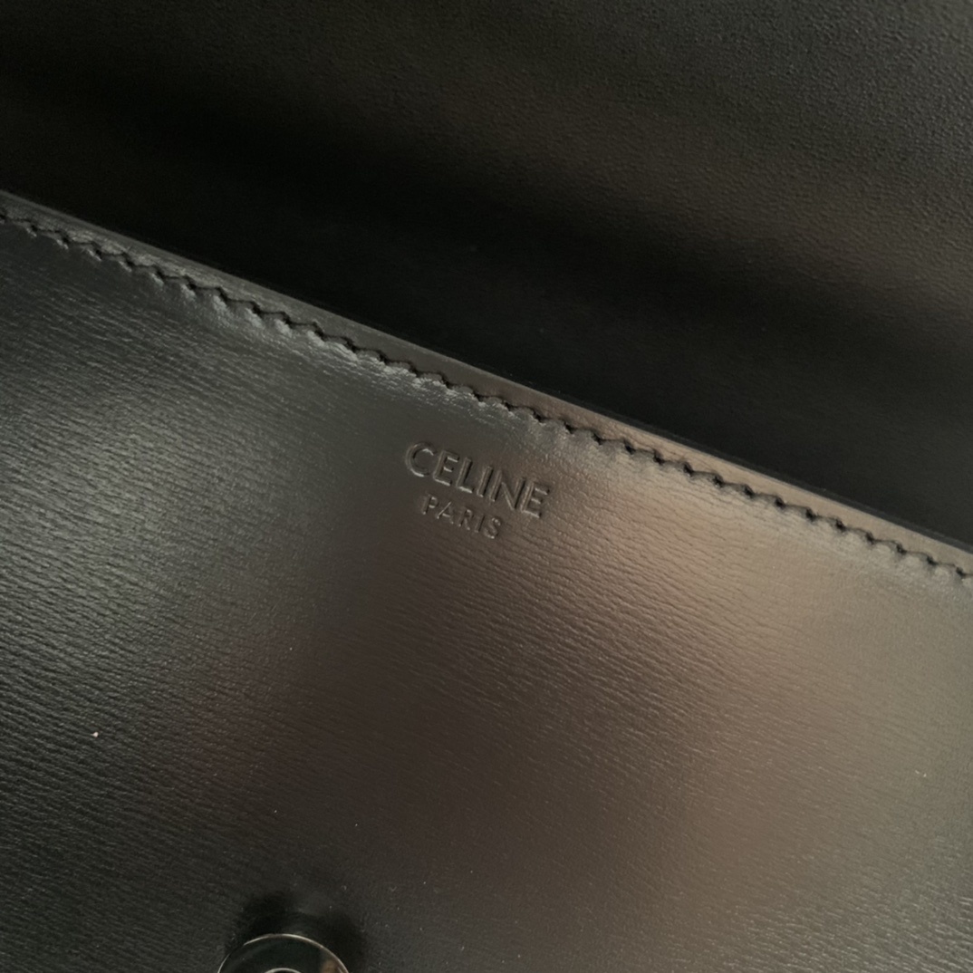 新品上线CELINE2022春夏新款新出皮扣链条腋下包新出的亮点在于从经典金属凯旋门换了立体皮扣浮雕凯旋