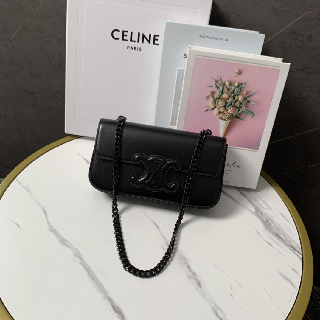 新品上线CELINE2022春夏新款新出皮扣链条腋下包新出的亮点在于从经典金属凯旋门换了立体皮扣浮雕凯旋