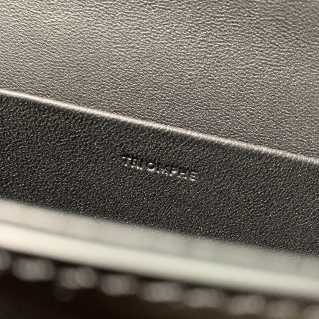新品上线CELINE2022春夏新款新出皮扣链条腋下包新出的亮点在于从经典金属凯旋门换了立体皮扣浮雕凯旋