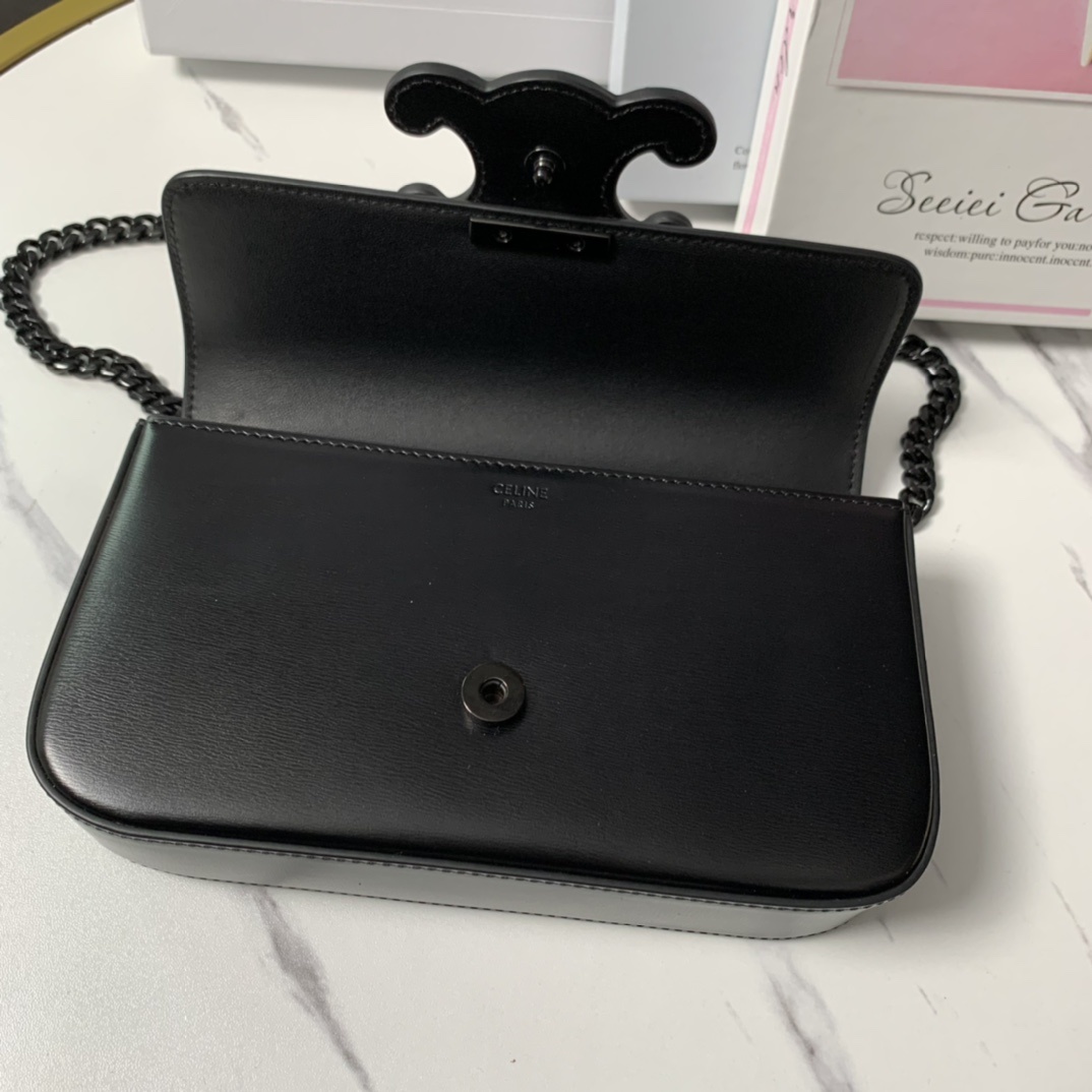 新品上线CELINE2022春夏新款新出皮扣链条腋下包新出的亮点在于从经典金属凯旋门换了立体皮扣浮雕凯旋