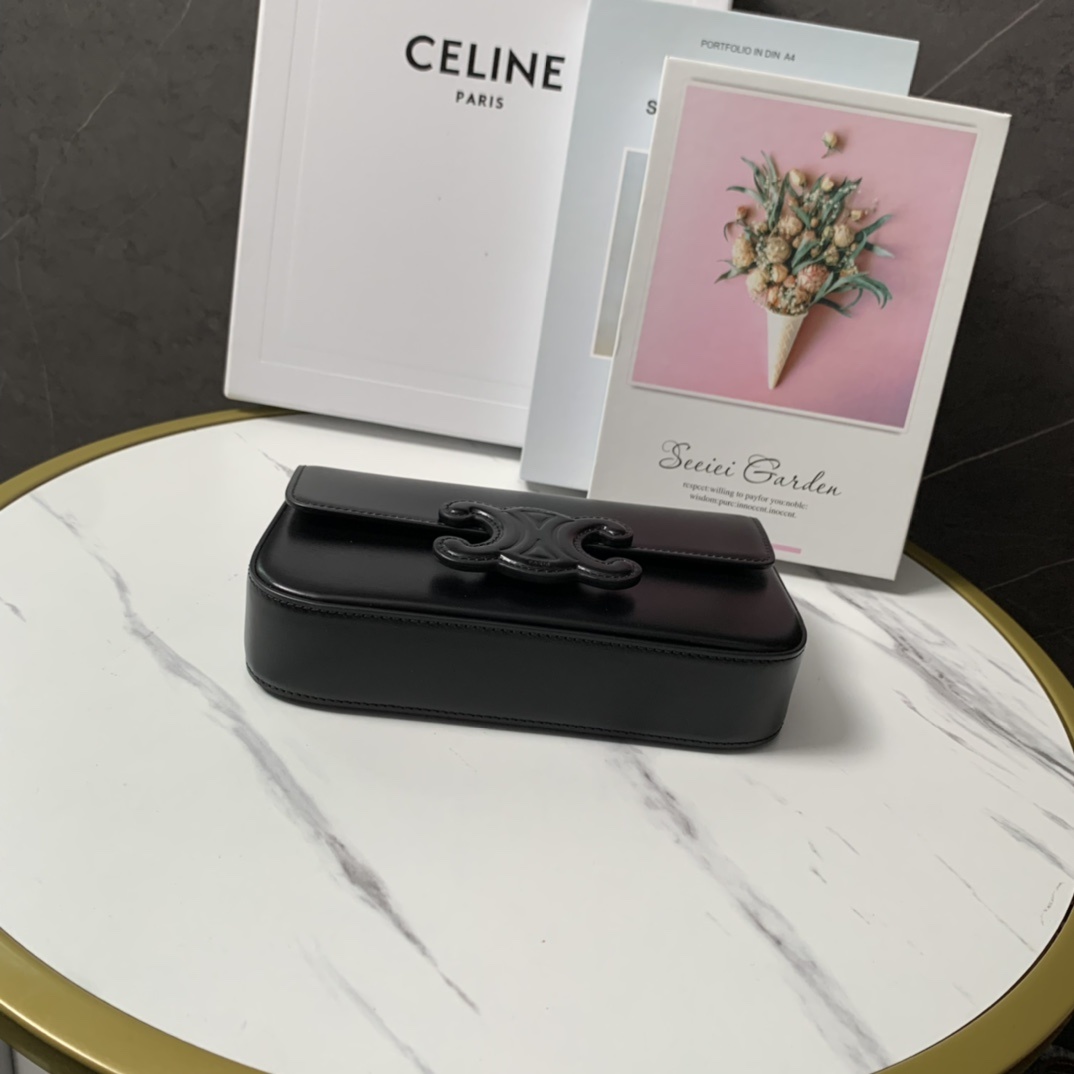 新品上线CELINE2022春夏新款新出皮扣链条腋下包新出的亮点在于从经典金属凯旋门换了立体皮扣浮雕凯旋