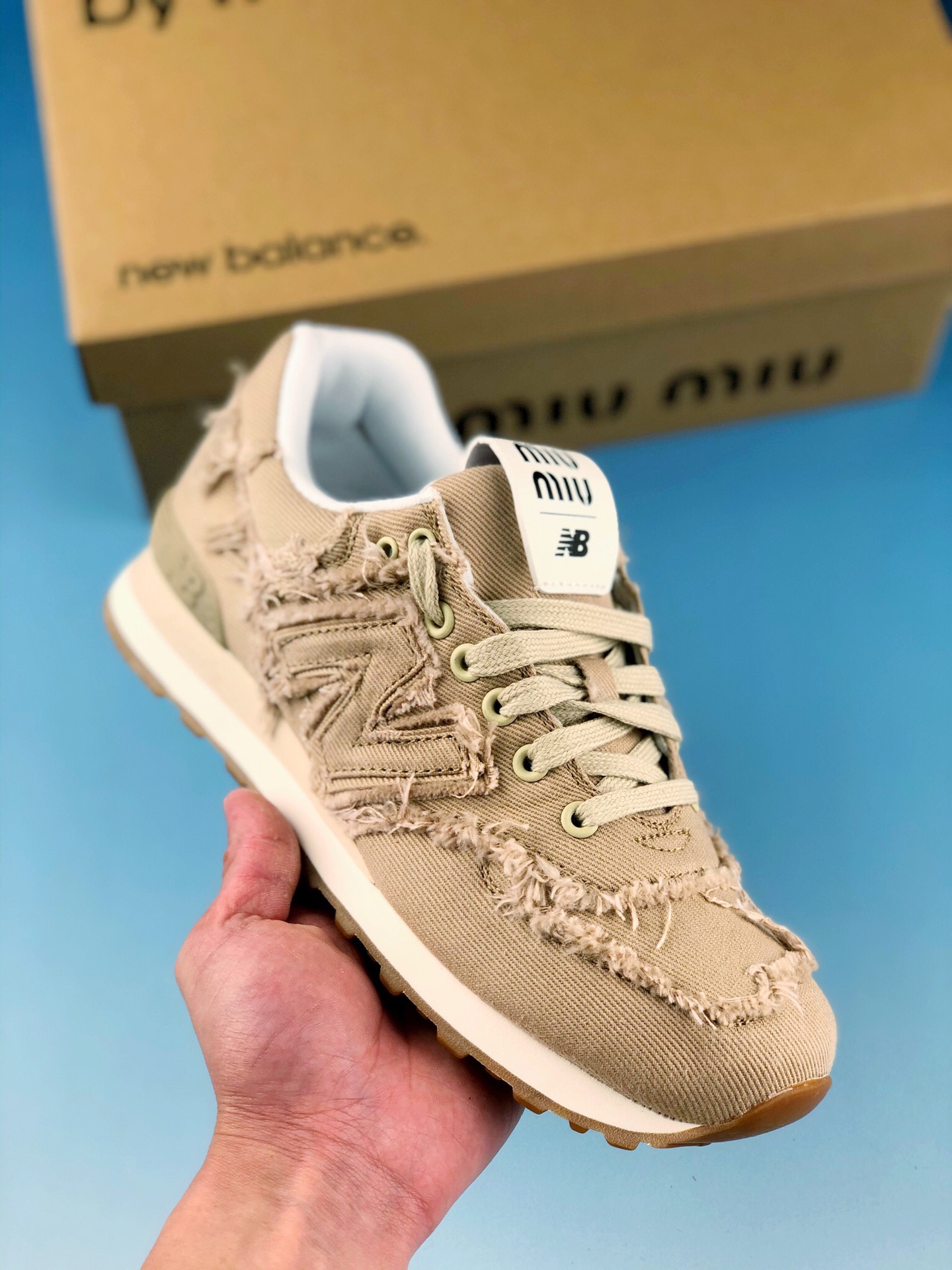 本地自取 支持放店
公司级 Miu Miu x New Balance 574 联名款 复古休闲跑步鞋 5E765D
#原鞋开版 公司级品质 正确卡色 细节做工完美 同期有多版本 细节随意对比
尺码：36 37 37.5 38 38.5 39 40 40.5 41 42 42.5 43 44 45