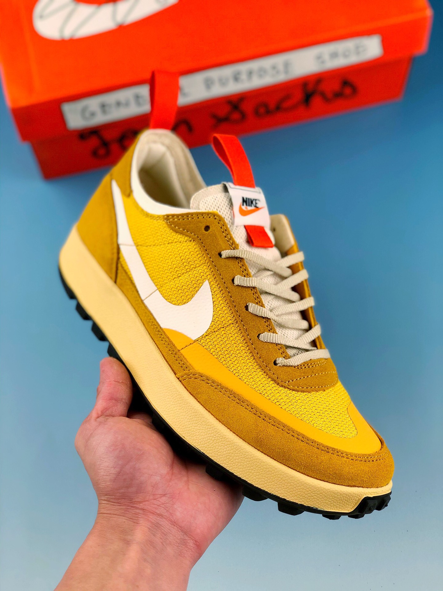 本地自取支持放店
Tom Sachs x Nike General Purpose shoe 白灰
此款耐用的翻毛皮和加固网眼布构成了这双鞋的整体鞋面，上面印有轮廓Swoosh标志。鞋舌和鞋跟上的拉环为这款以球场为灵感的鞋款注入了非标准功能。
Size：36 36.5 37.5 38 38.5 39 40 40.5 41 42 42.5 43 44 44.5 45