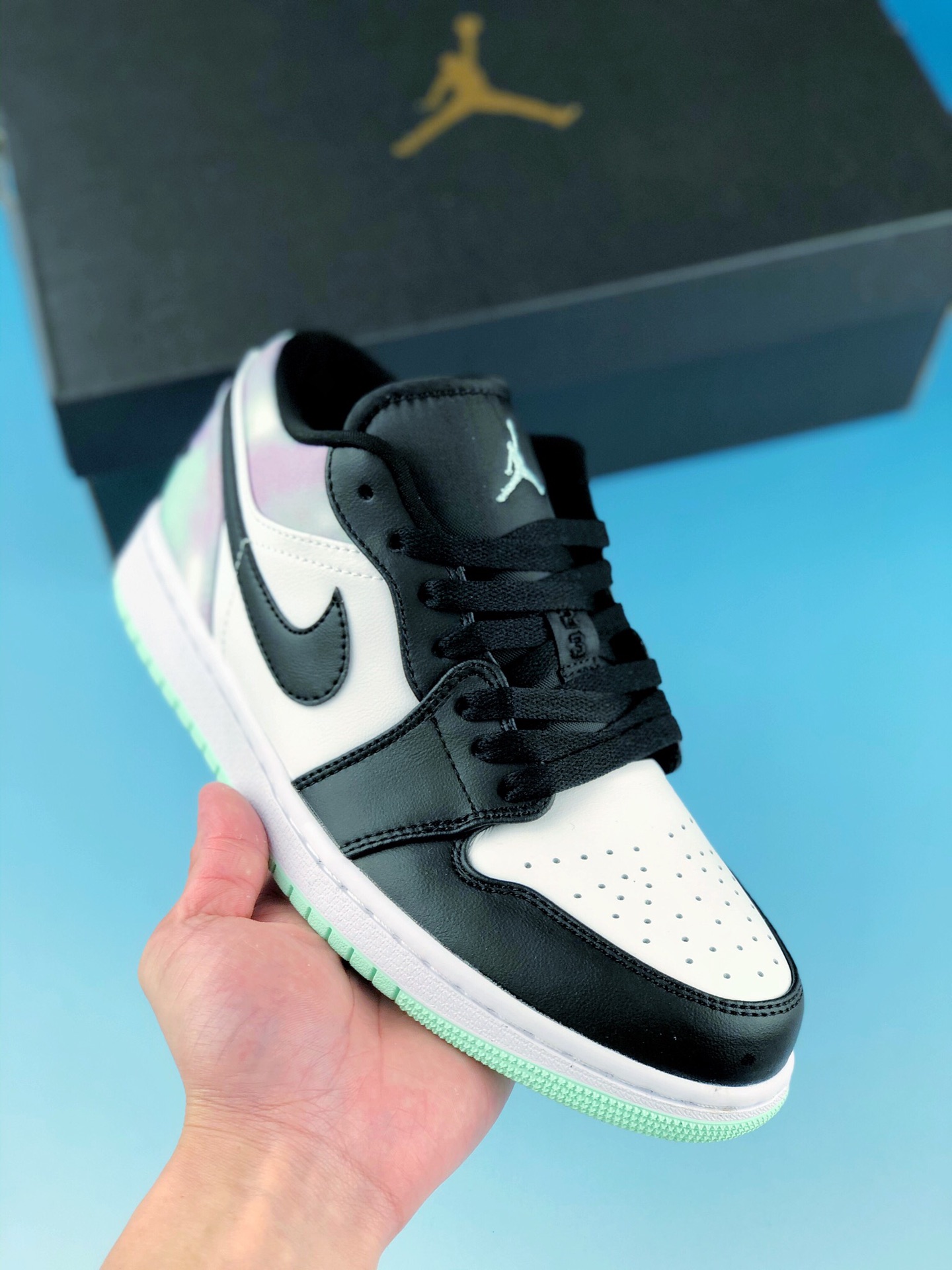 本地自取 支持放店
绿色渐变 Air Jordan 1 AJ1低帮原鞋购回重新打版开模 拒绝公底 购置公司同步原材料 都有细节还原95%全网最高版本 原汁原味 忠于原版×996GS
货号：DM1199 100
Size：36 36.5 37.5 38 38.5 39 40 40.5 41 42 42.5 43 44 44.5 45 46