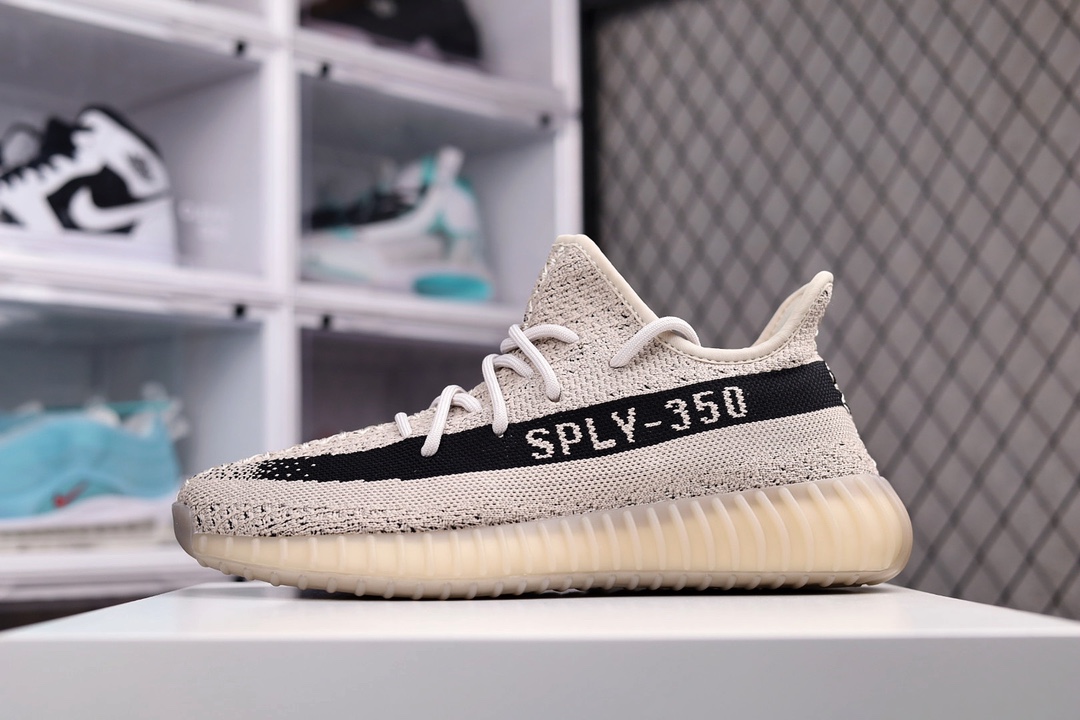H0 TT版本 带原装购物袋联乘侃爷Kanye West x Adidas Yeezy Boost 350 V2″Light” 棉花白 百搭轻便爆米花中底休闲运动慢跑鞋。采用巴斯夫Boost爆米花缓震材质996TT