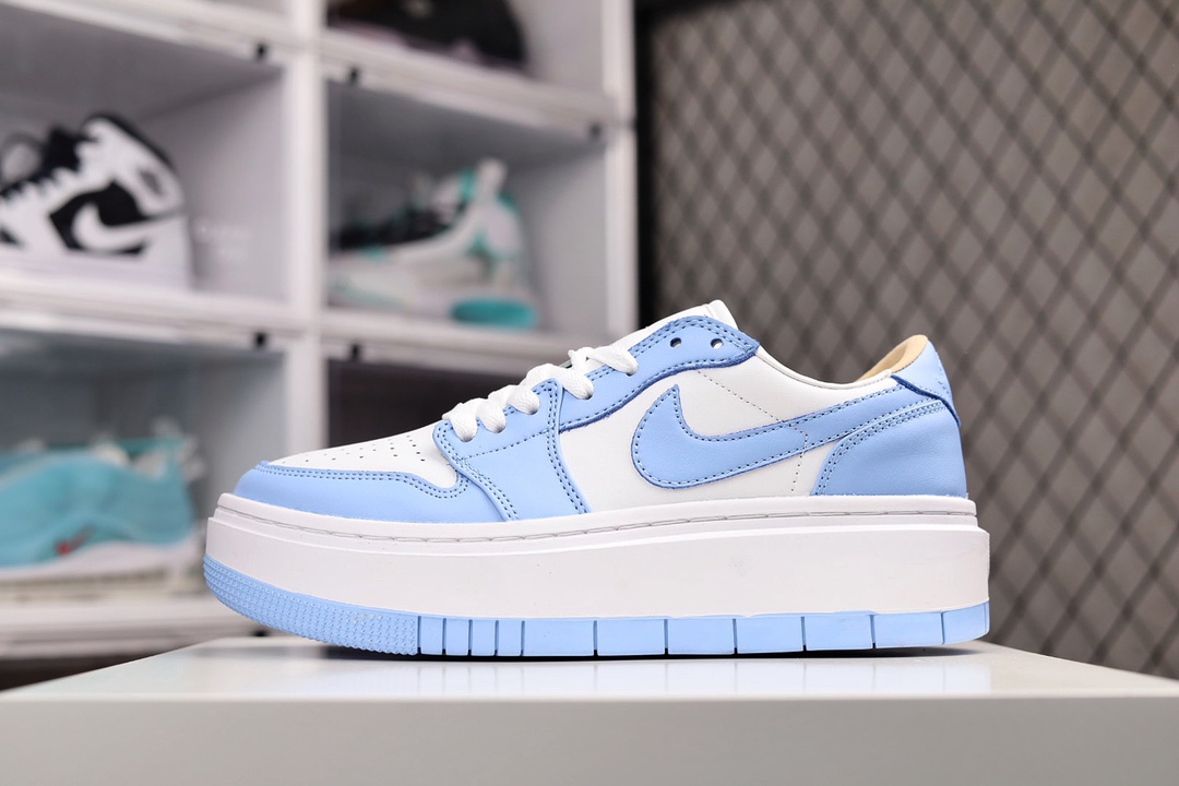 G0 公司级Air Jordan 1 Elevate Low SE “Bred”‘ 厚底复古篮球鞋自上世纪八十年代诞生以来，Air Jordan 1 已成为球鞋收藏的主打本次 Jordan Brand 将经典 AJ1 Low 鞋款焕新演绎，AJ1 Elevate Low SE’Bred’。该鞋款鞋面采用黑红配色优质皮革，鞋口则注入了绒布材质；软木鞋垫和内置 Air Sole 气垫，为你带来舒适缓震体验；此外，中底的厚泡绵设计，为鞋款增添了更多时尚感×996BD