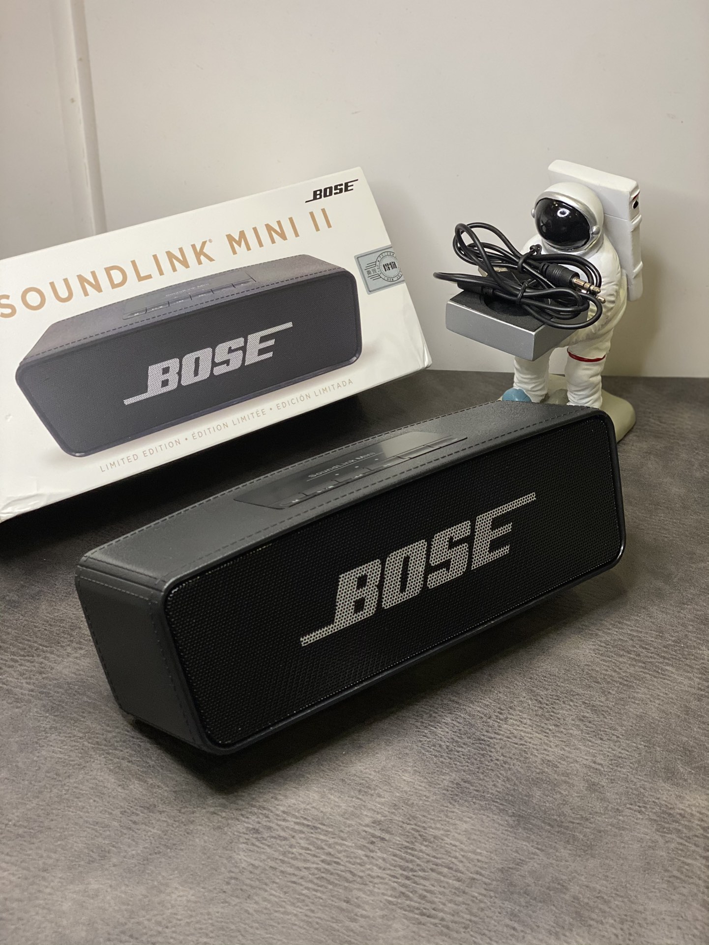 放店💰80 利润自加
博士Bose SoundLink Mini 迷你二代音响
音质无需多介绍 资深老牌调教 绝对钢炮！
支持两台串联 左右声道享受低音人声环绕音质
多功能连接方式 可连接手机 电脑等设备
5.0蓝牙高速连接 10m范围内自动连接
带控制面板 可切换 暂停歌曲 音量调节等功能

市面独家放货 黑银两个颜色供应
售后保修三个月 外观不磨损可以退换