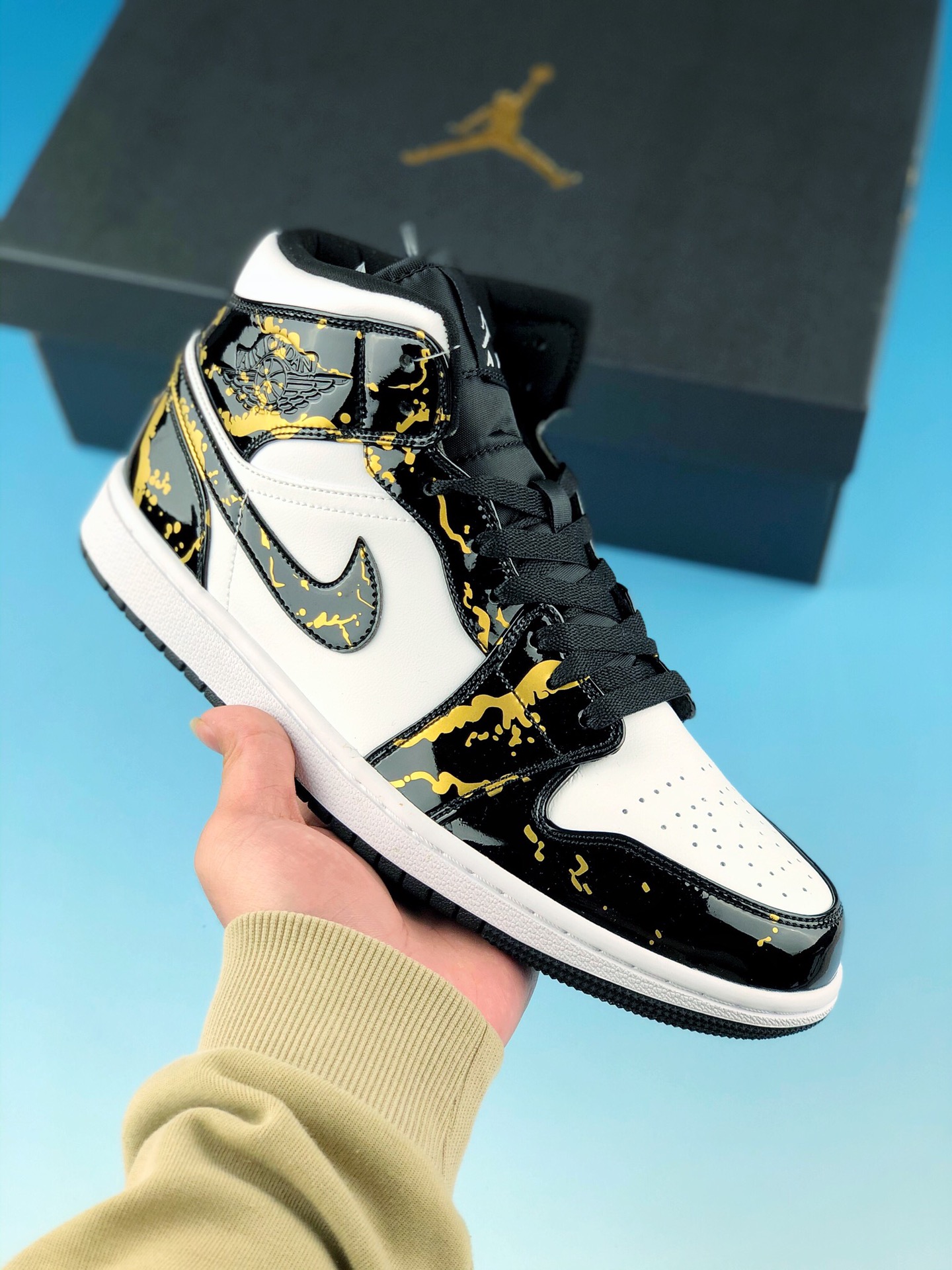 本地自取 终端放店
独家实拍Air Jordan 1 Mid AJ1 中帮篮球鞋 
全新批次 原装原模大底
全鞋原厂定制皮料，手感细腻正确折边工艺 完美细节诠释
货号：554725-132
尺码：36 36.5 37.5 38 38.5 39 40 40.5 41 42 42.5 43 44 44.5 45 46