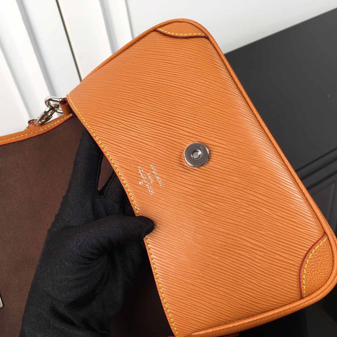 M59386棕色顶级原单本款Buci手袋取材标志性Epi皮革以光滑皮革勾勒包角和衬料成就经典柔和轮廓树脂