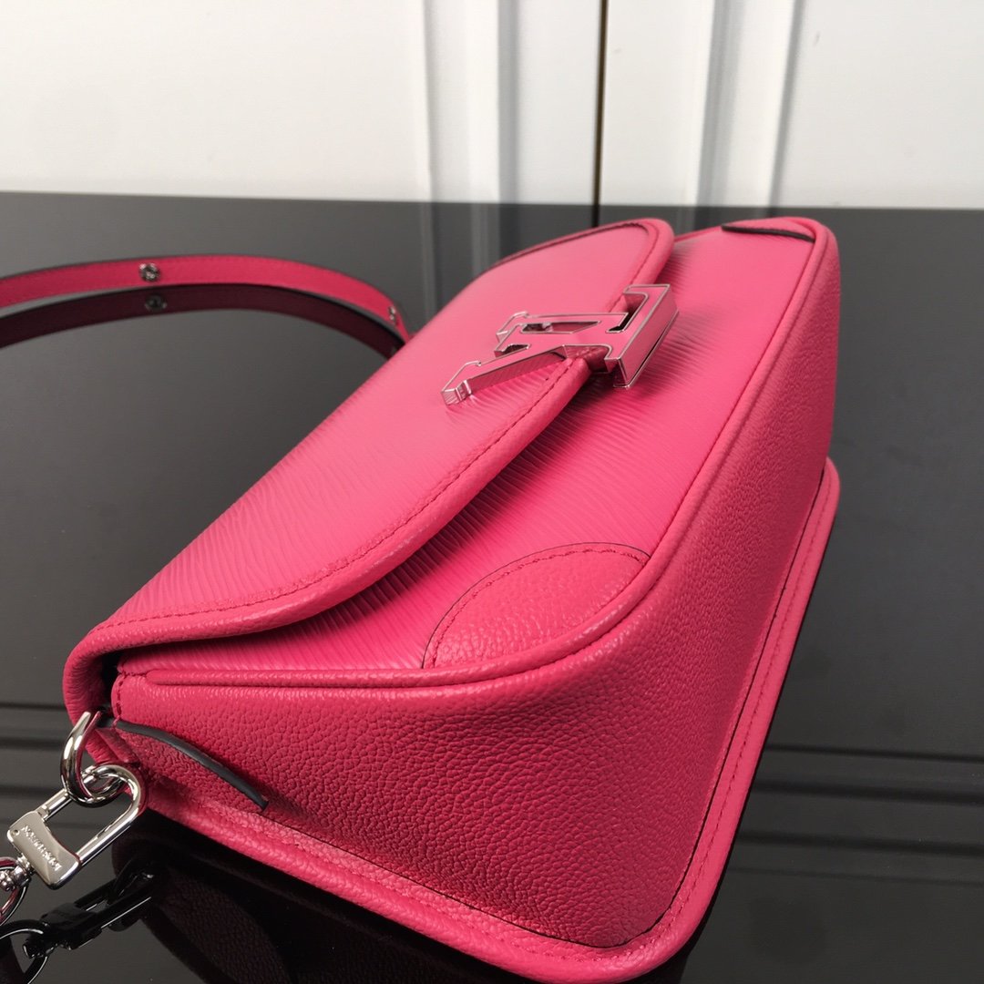 M59386玫红顶级原单本款Buci手袋取材标志性Epi皮革以光滑皮革勾勒包角和衬料成就经典柔和轮廓树脂