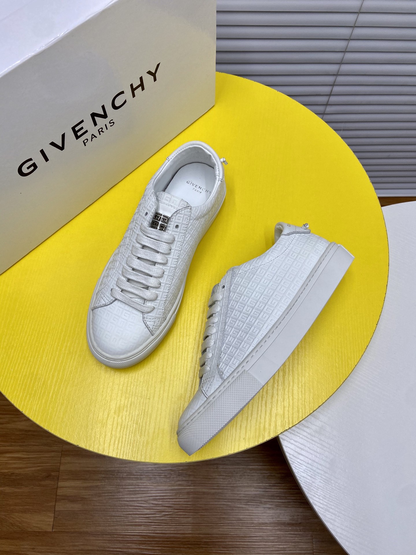 K0 🐂原单牛皮里GIVENCHY· 纪梵希 Givenchy  ·高端👫🏻情侣小白鞋：标准码：女👩34-40👨🏻男38-40 专柜同步发售👍👍👍🔝鞋面：意大利🇮🇹进口小牛皮冲孔工艺➕原厂立体logo，尽显奢华，🐐水染牛皮内里加上水染🐂牛皮垫脚，脚感舒适，鞋底：原厂特供大底，轻便，舒适，随意进出专柜，欢迎下单
