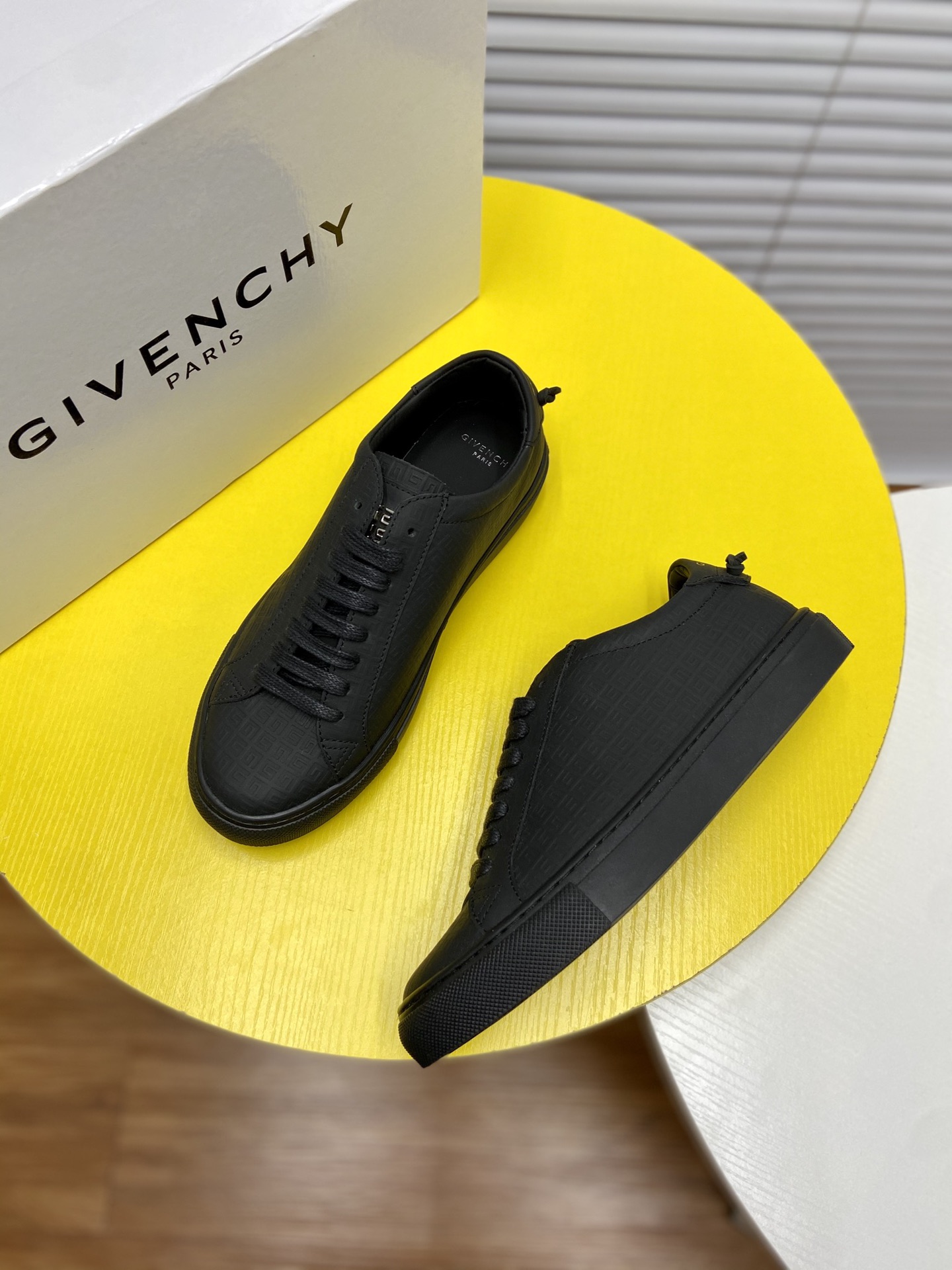 K0 🐂原单牛皮里GIVENCHY· 纪梵希 Givenchy  ·高端👫🏻情侣小白鞋：标准码：女👩34-40👨🏻男38-40 专柜同步发售👍👍👍🔝鞋面：意大利🇮🇹进口小牛皮冲孔工艺➕原厂立体logo，尽显奢华，🐐水染牛皮内里加上水染🐂牛皮垫脚，脚感舒适，鞋底：原厂特供大底，轻便，舒适，随意进出专柜，欢迎下单