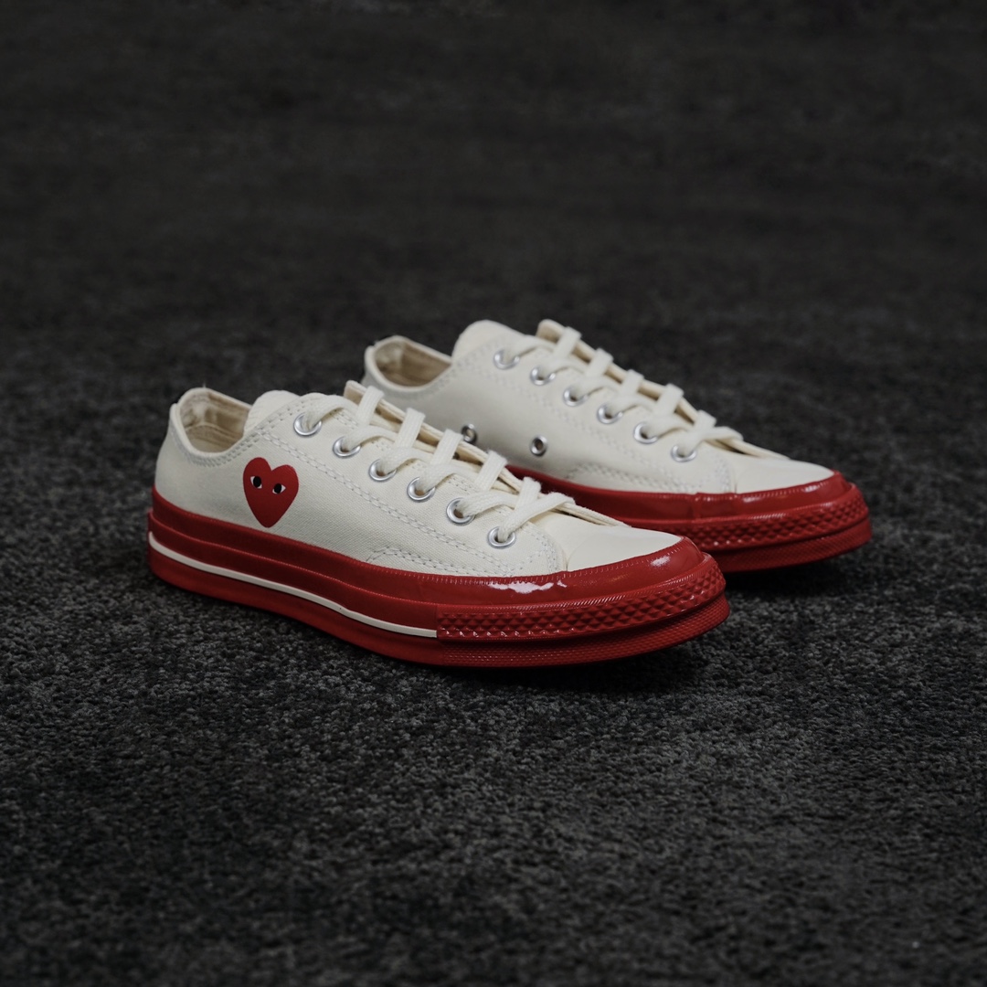 G0 CDG x Converse Chuck Taylor 1970s全新大红底 川久保玲 联名12周年此次CDG与匡威联名再出新意 大胆的鲜明红色大底让人眼前一亮 呼应鞋面标志性的红心标志 另外大底围条处随着配色不同亦会有相应的条纹 整体配色好看又亮眼 适合春夏季节穿搭