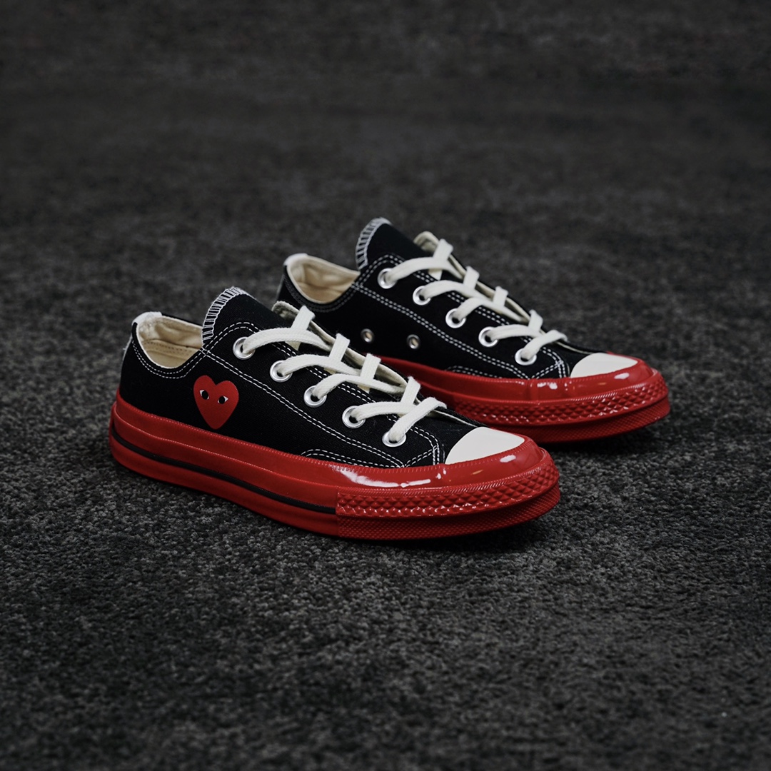G0 CDG x Converse Chuck Taylor 1970s全新大红底 川久保玲 联名12周年此次CDG与匡威联名再出新意 大胆的鲜明红色大底让人眼前一亮 呼应鞋面标志性的红心标志 另外大底围条处随着配色不同亦会有相应的条纹 整体配色好看又亮眼 适合春夏季节穿搭